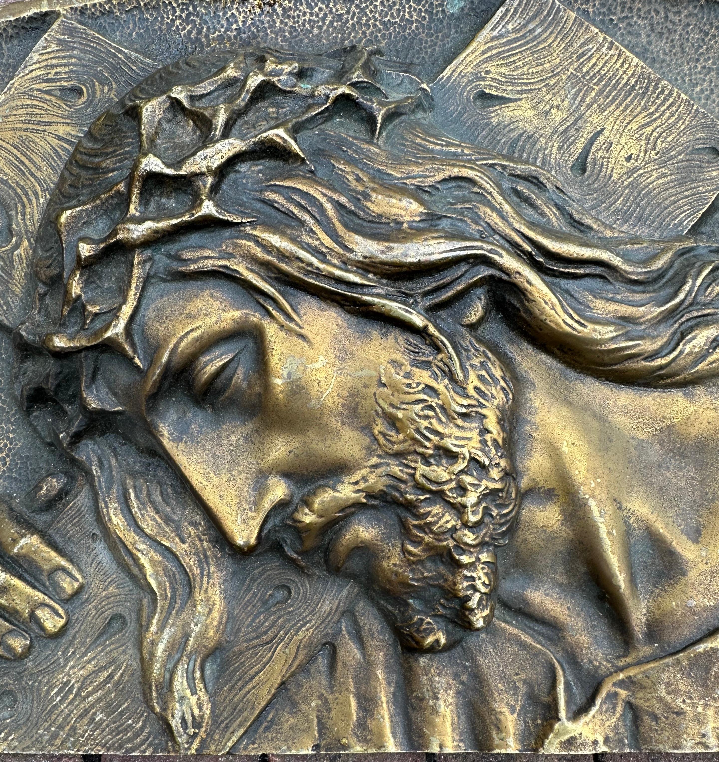 Sculpture murale en bronze de qualité muséale représentant le Christ portant la croix en vente 5