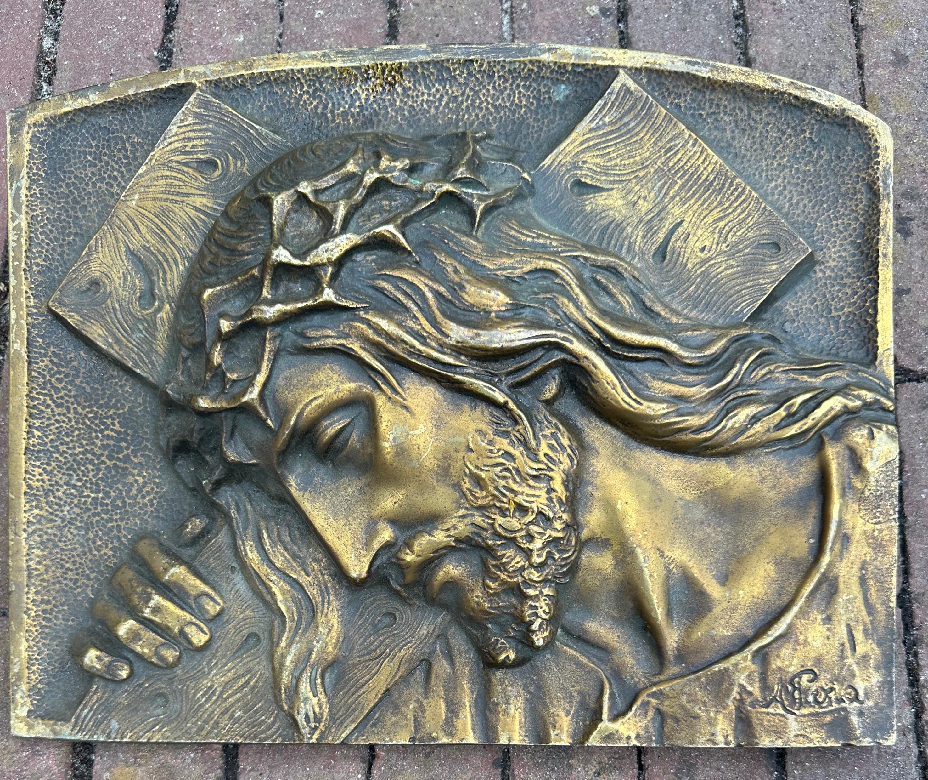 Bronze-Wandtafel-Skulptur Christus in Museumsqualität „Jesus transportiert das Kreuz“ (Arts and Crafts) im Angebot