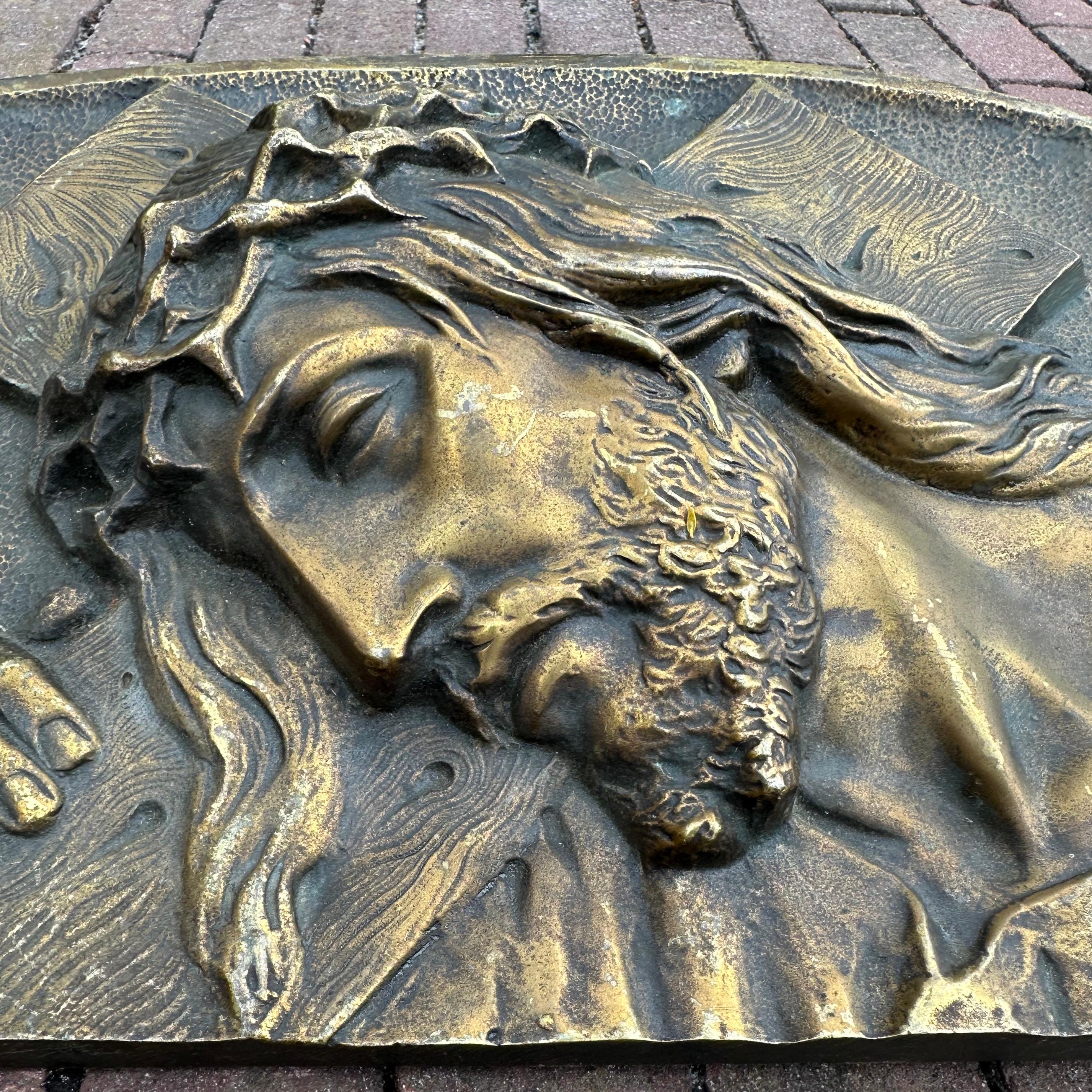 Bronze-Wandtafel-Skulptur Christus in Museumsqualität „Jesus transportiert das Kreuz“ (Gegossen) im Angebot