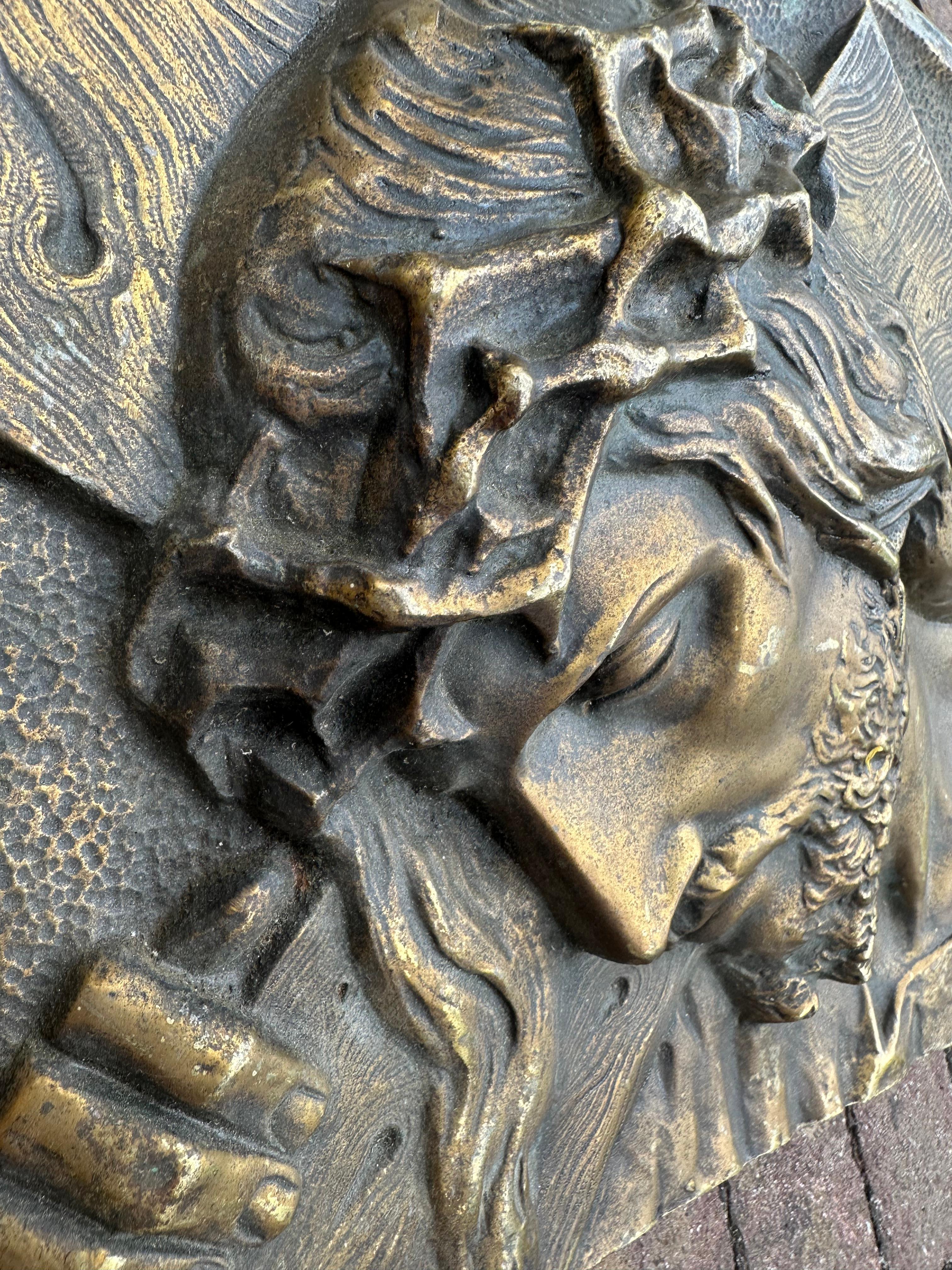 Moulage Sculpture murale en bronze de qualité muséale représentant le Christ portant la croix en vente