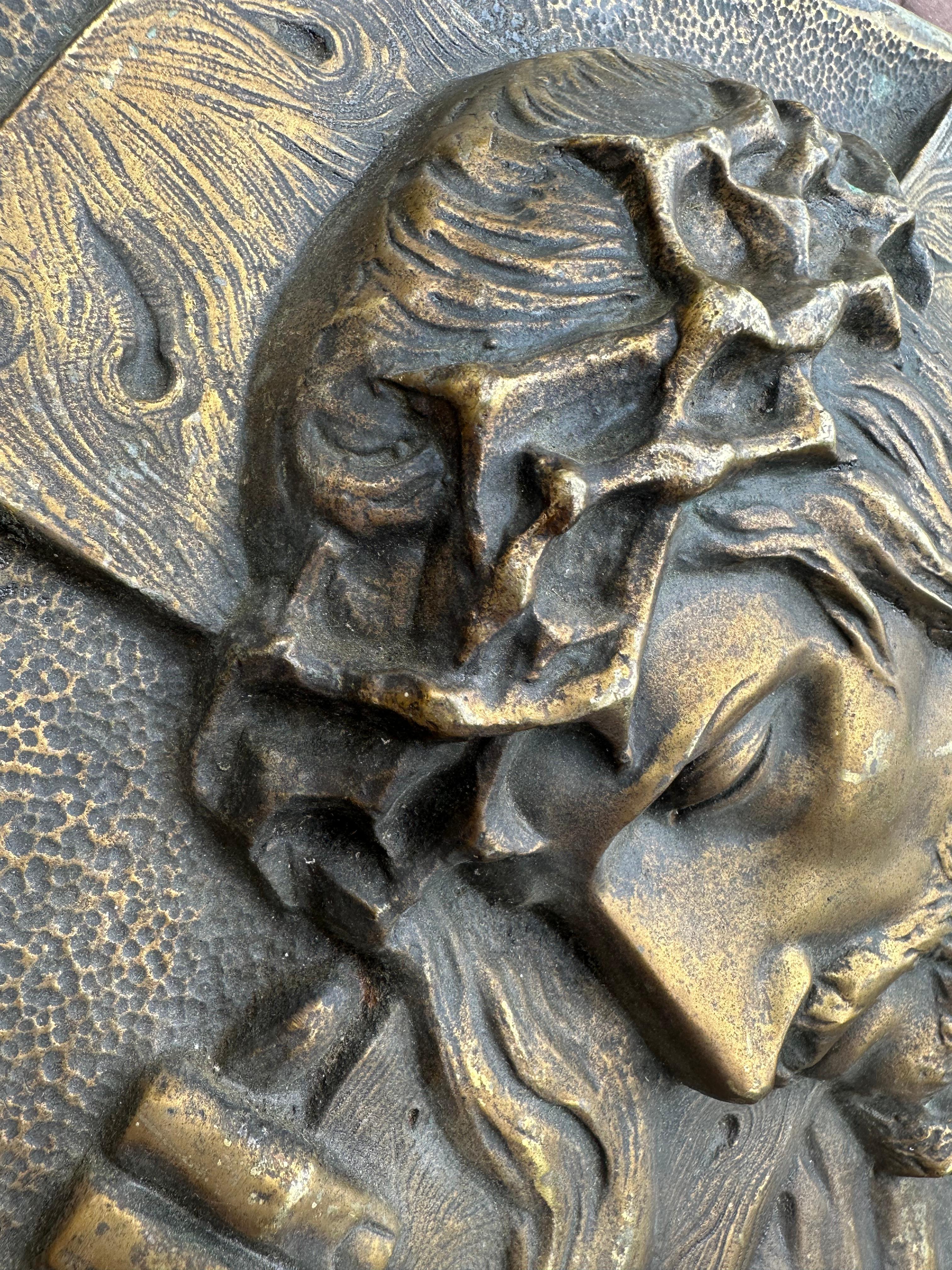 Sculpture murale en bronze de qualité muséale représentant le Christ portant la croix Excellent état - En vente à Lisse, NL