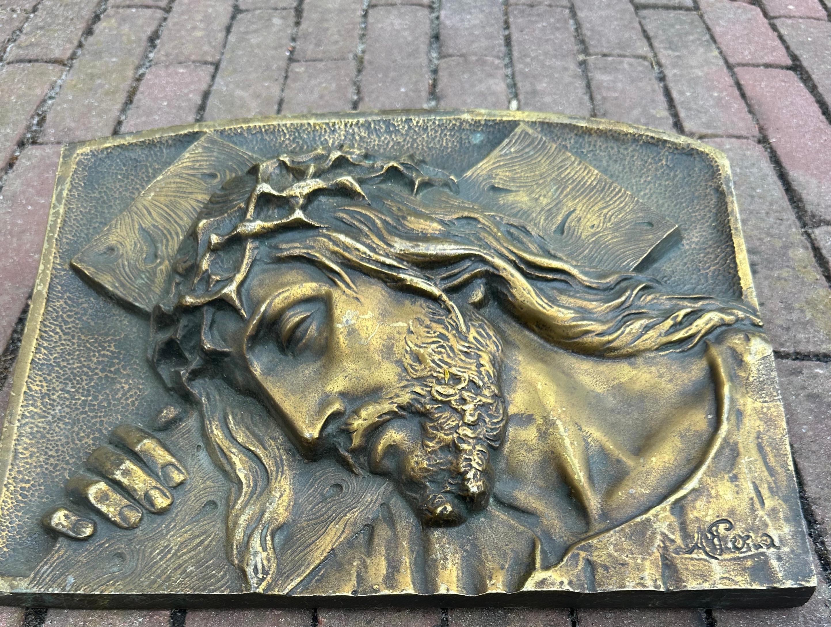 Bronze-Wandtafel-Skulptur Christus in Museumsqualität „Jesus transportiert das Kreuz“ im Angebot 1