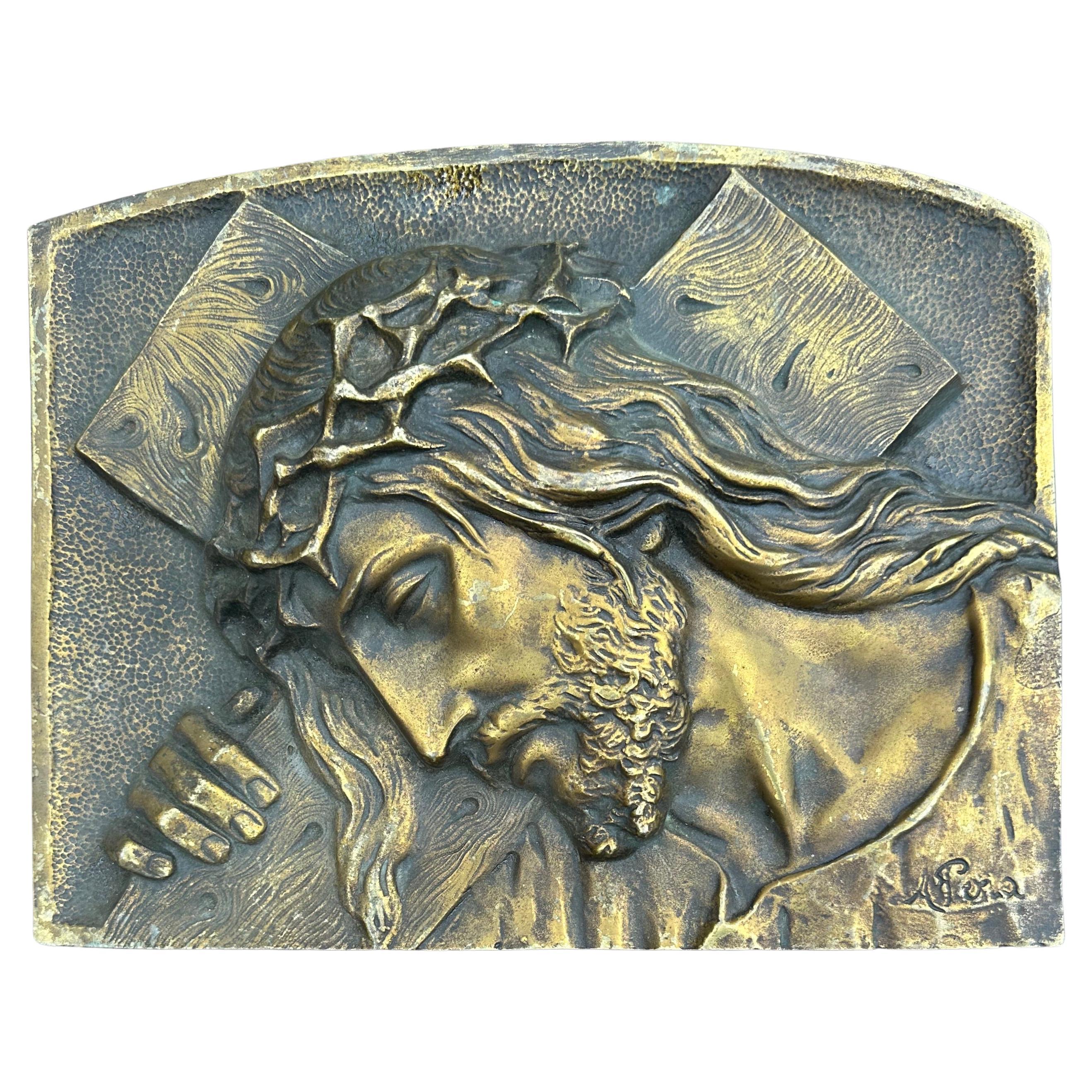 Sculpture murale en bronze de qualité muséale représentant le Christ portant la croix en vente