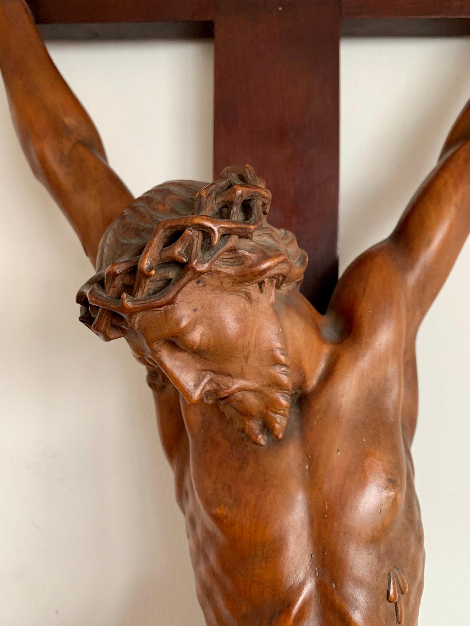 Museum Quality Carved and Superb Condition Boxwood Corpus of Christ on Crucifix In Excellent Condition In Lisse, NL