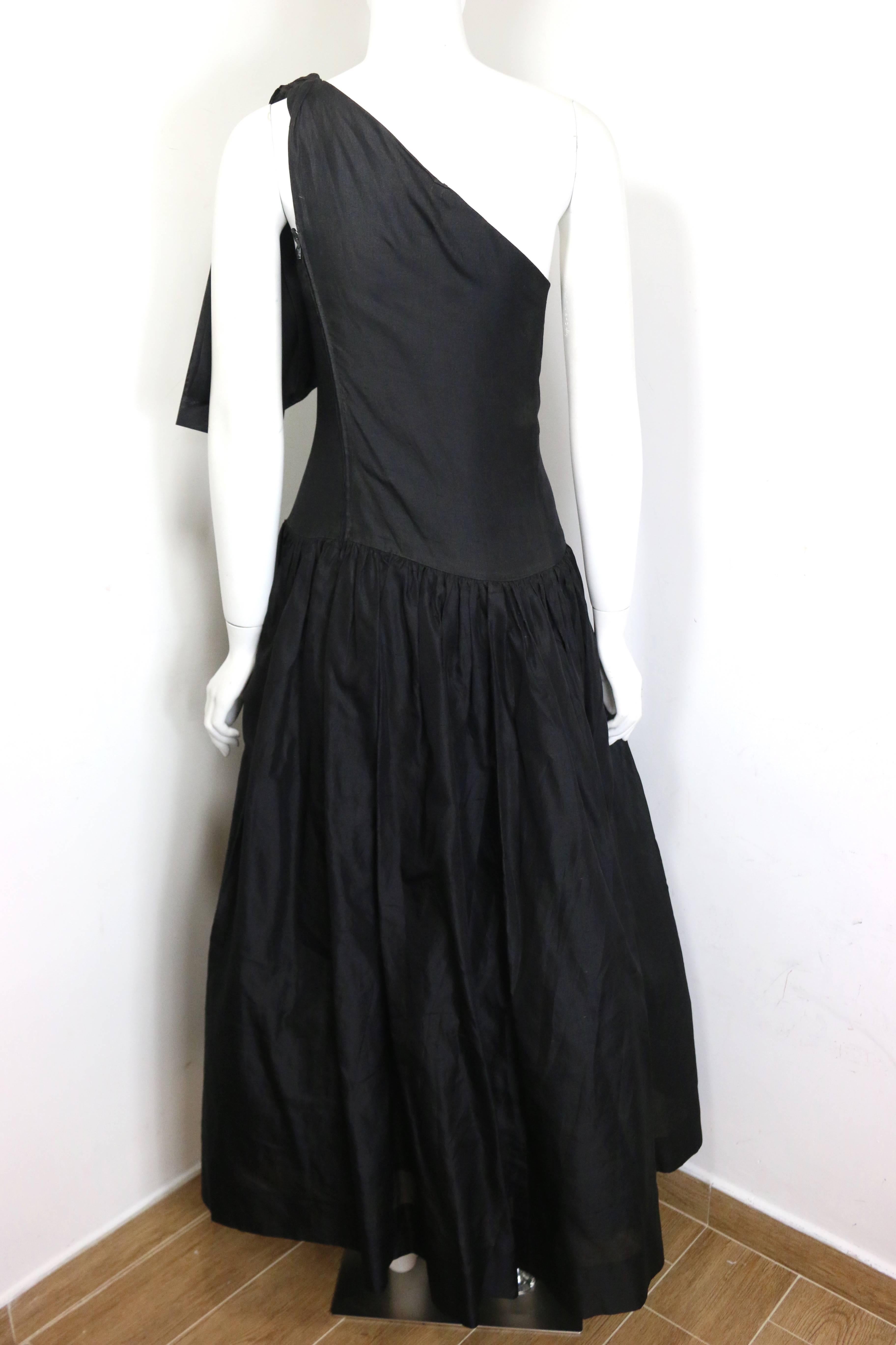 Museum quality Chanel black silk taffeta one shoulder evening gown In Fair Condition For Sale In Sheung Wan, HK