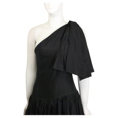 Robe du soir en taffetas de soie noire à une épaule de Chanel, qualité musée