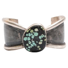 Manchette de qualité muséale ornée d'une turquoise Damale rare et naturelle