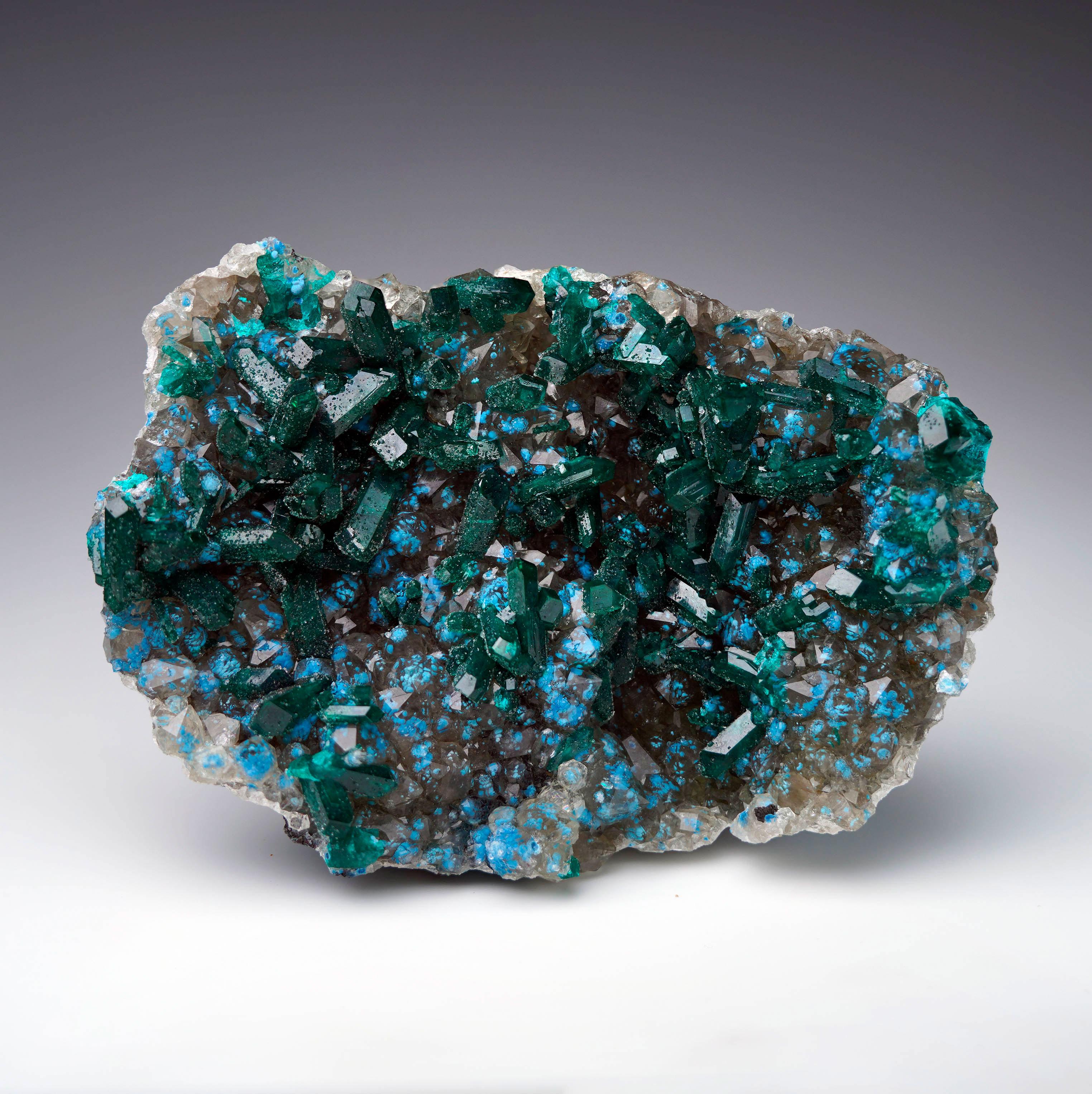 Congolese Dioptasio di qualità museale con plancheite su calcite in vendita