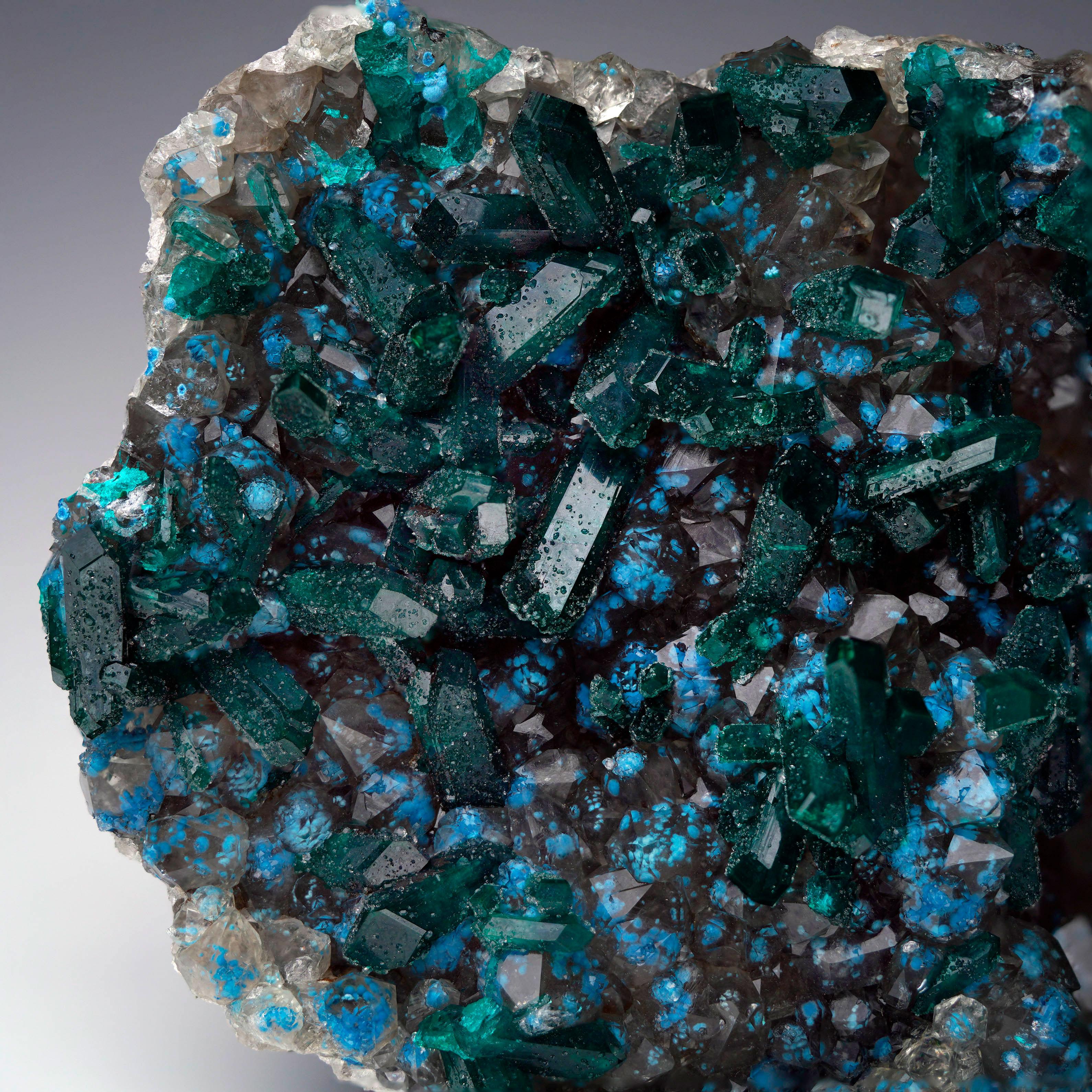 Dioptasio di qualità museale con plancheite su calcite In condizioni Nuovo in vendita a New York, NY