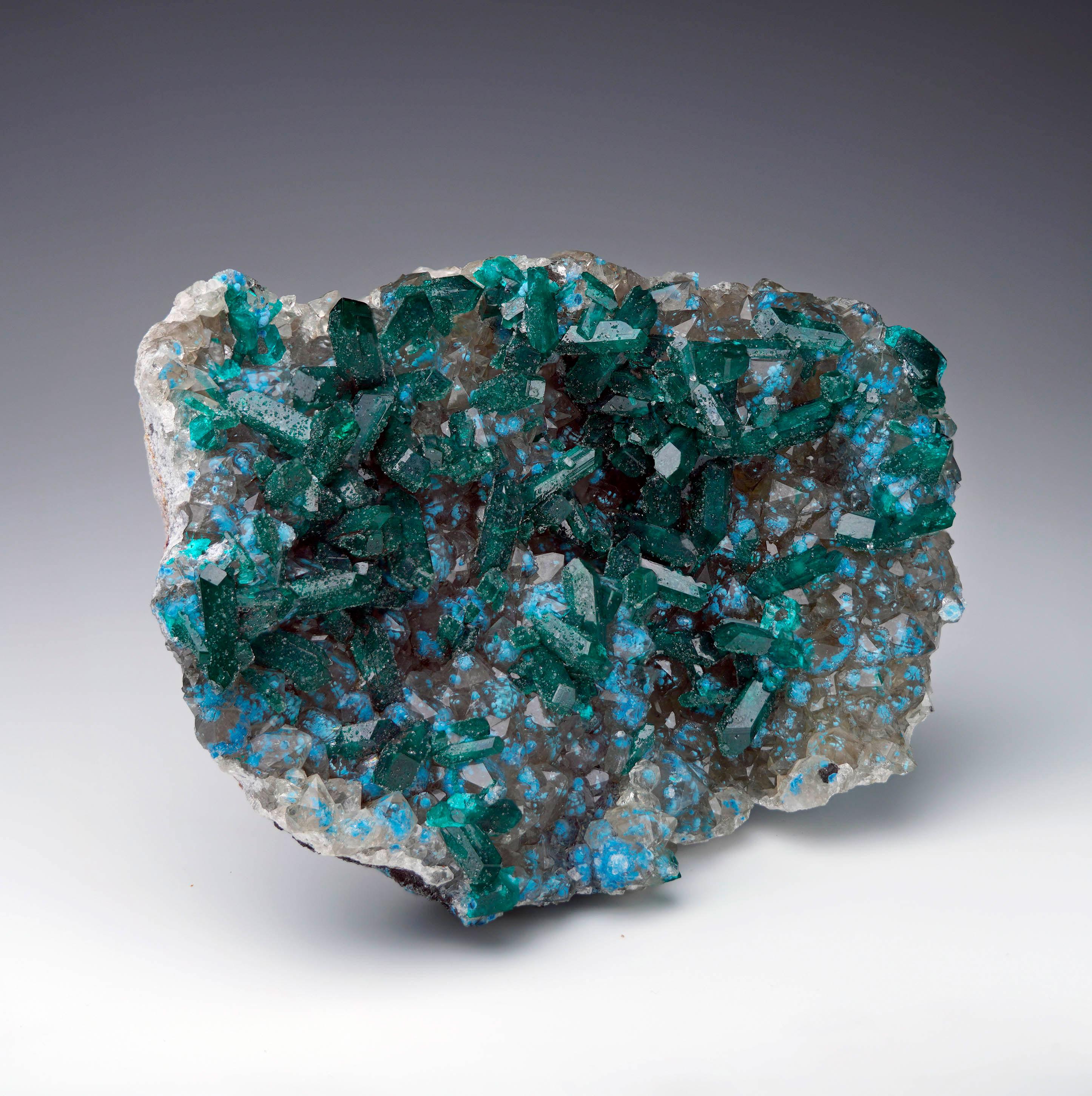 XXI secolo e contemporaneo Dioptasio di qualità museale con plancheite su calcite in vendita