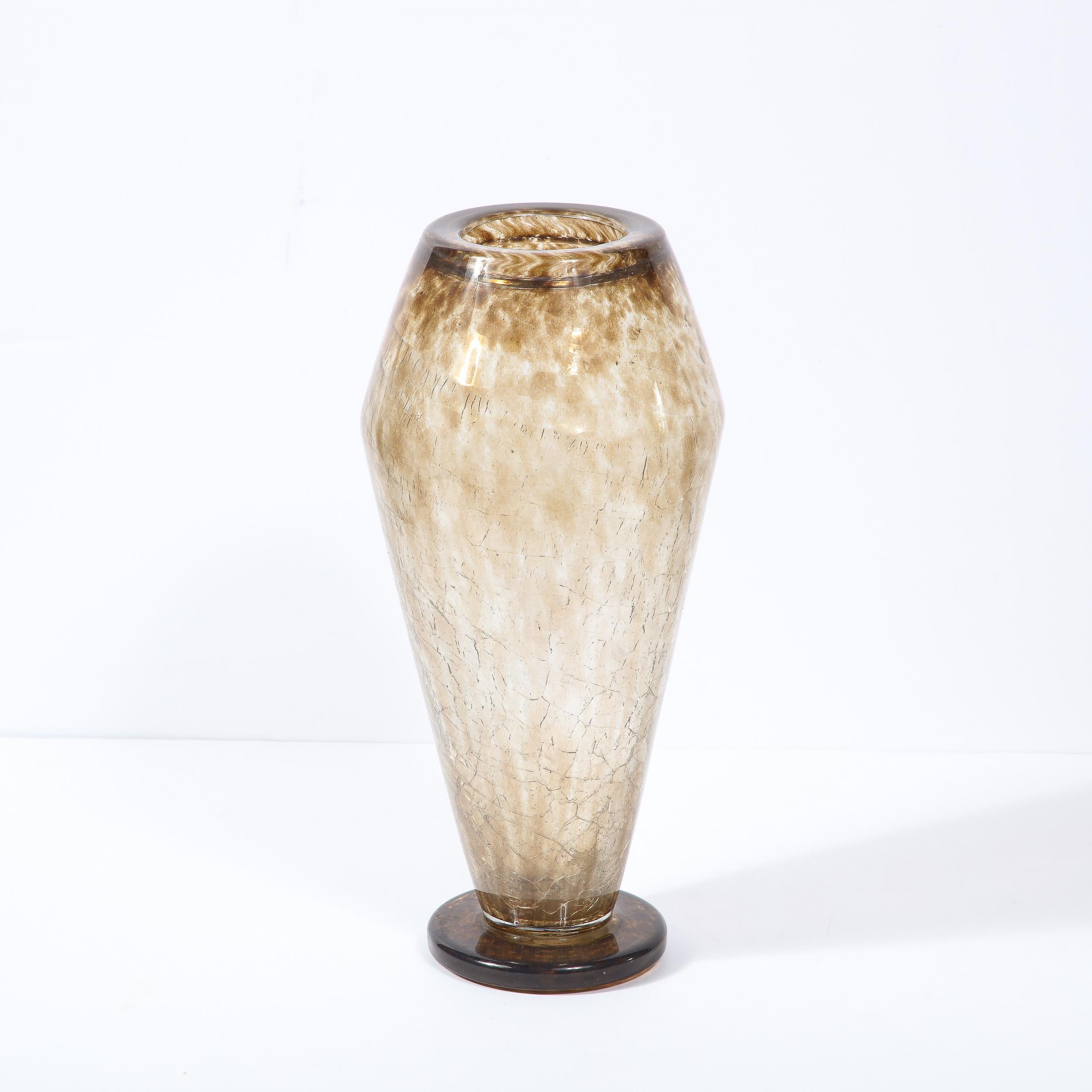 Vase en verre craqueleur topaze Art Déco français de qualité musée, signé par Schneider en vente 2