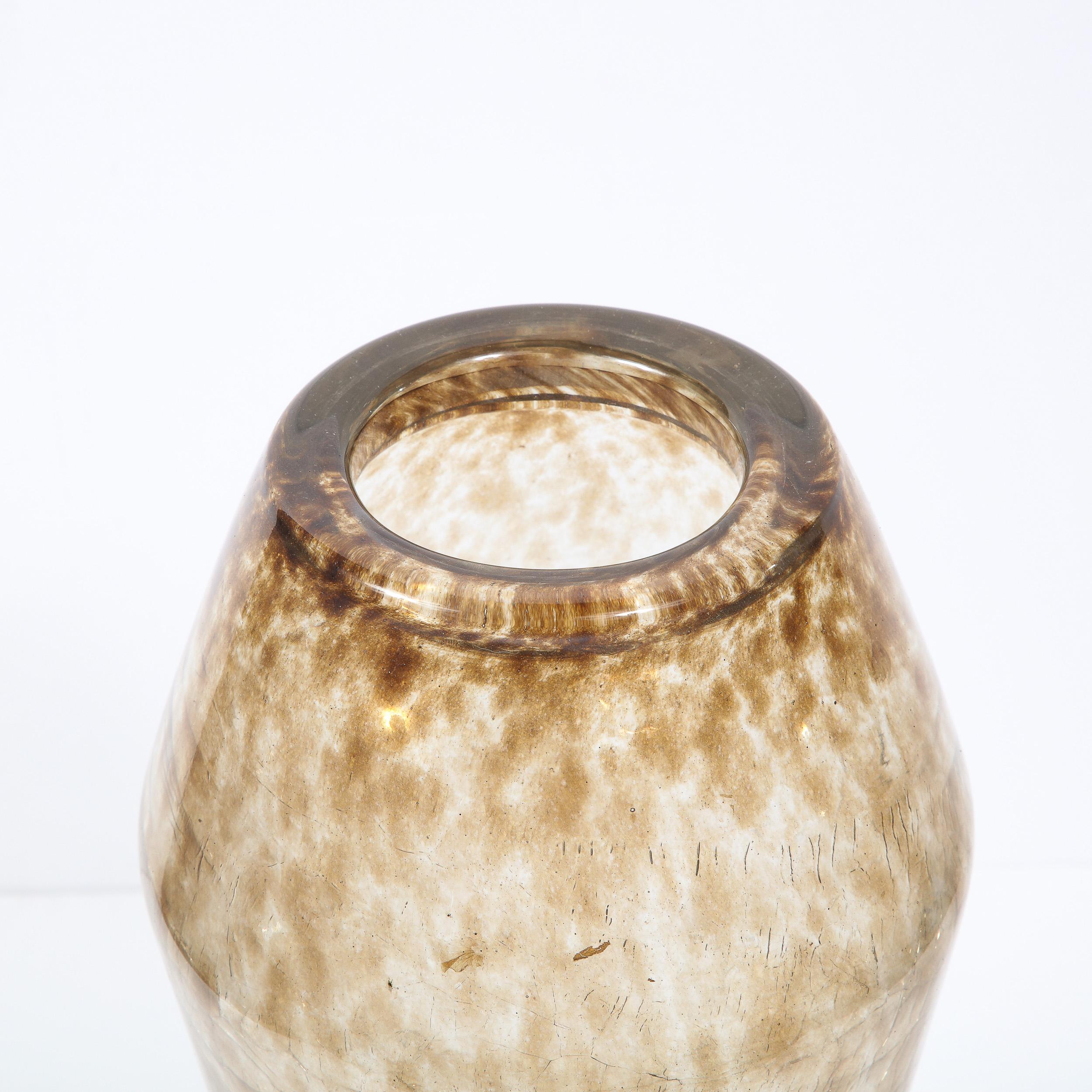 Vase en verre craqueleur topaze Art Déco français de qualité musée, signé par Schneider en vente 4