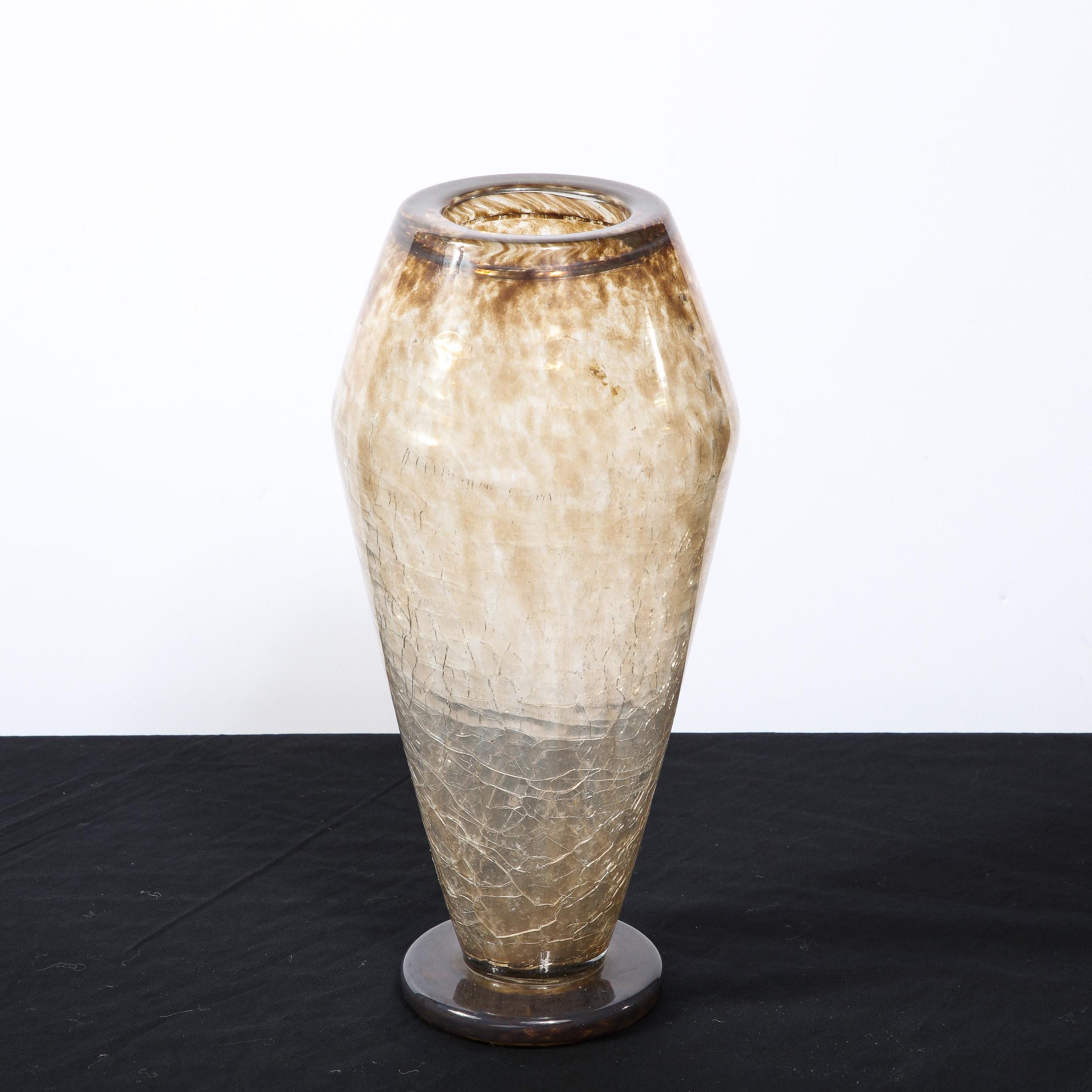 Vase en verre craqueleur topaze Art Déco français de qualité musée, signé par Schneider en vente 9