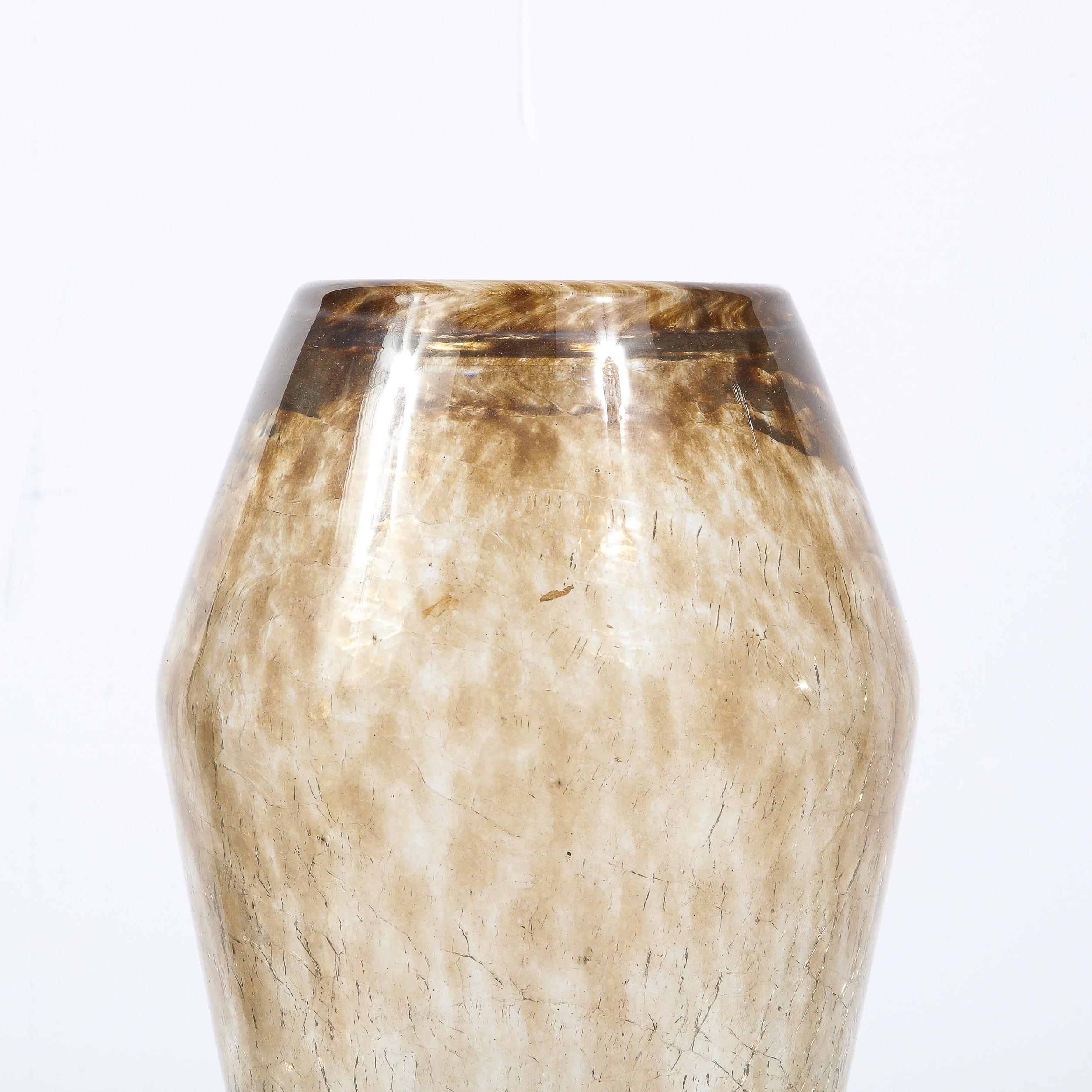 Art déco Vase en verre craqueleur topaze Art Déco français de qualité musée, signé par Schneider en vente