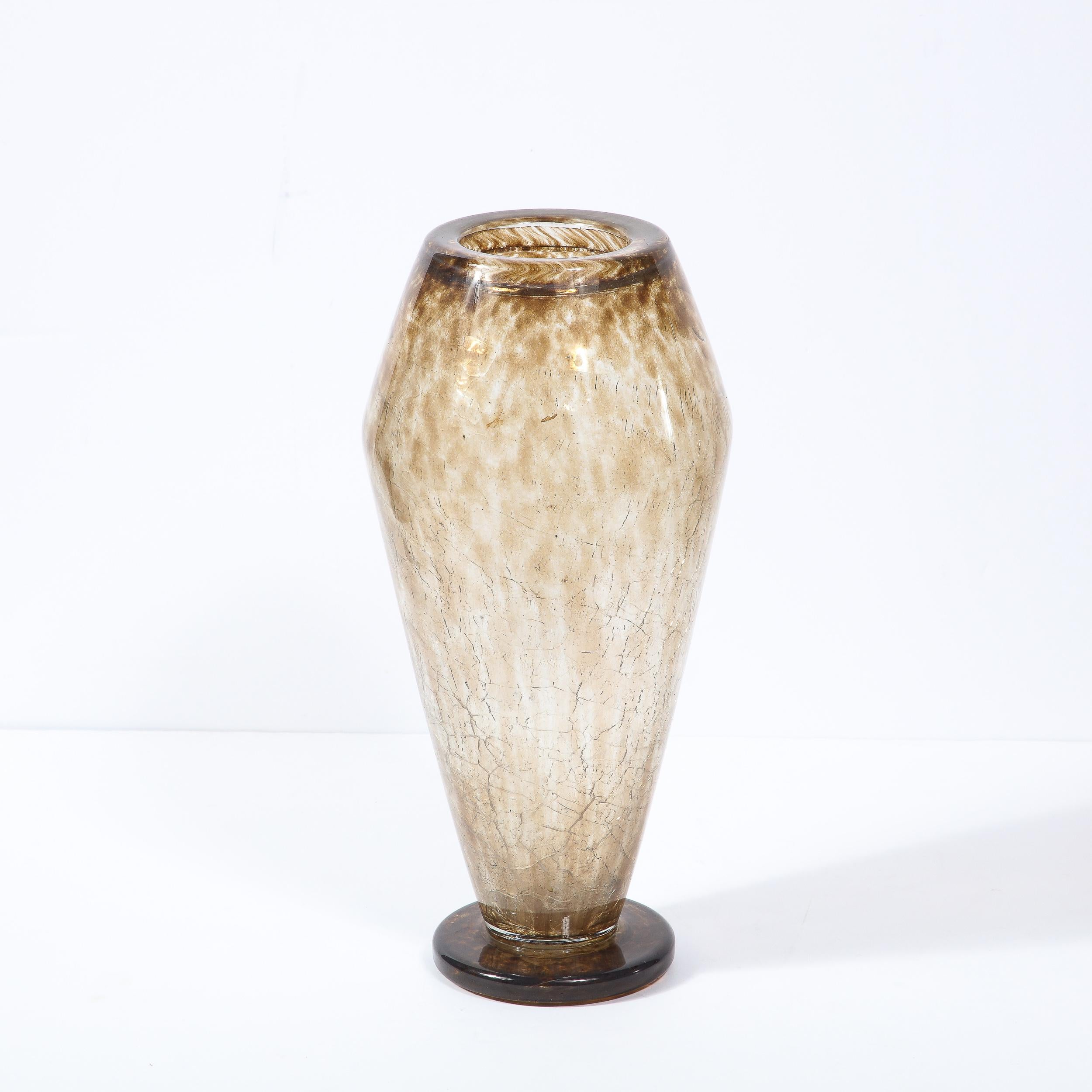 Français Vase en verre craqueleur topaze Art Déco français de qualité musée, signé par Schneider en vente