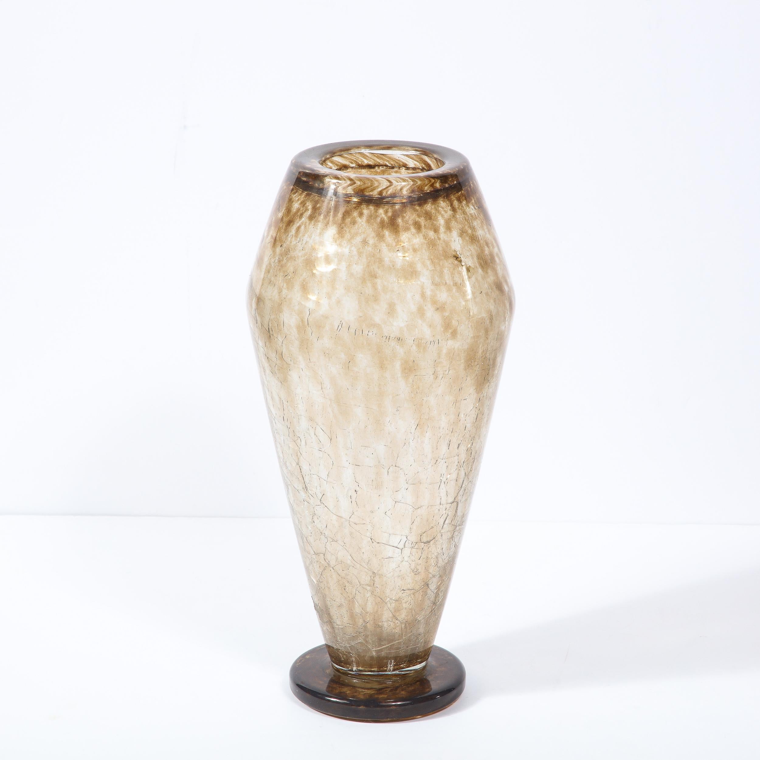 Début du 20ème siècle Vase en verre craqueleur topaze Art Déco français de qualité musée, signé par Schneider en vente