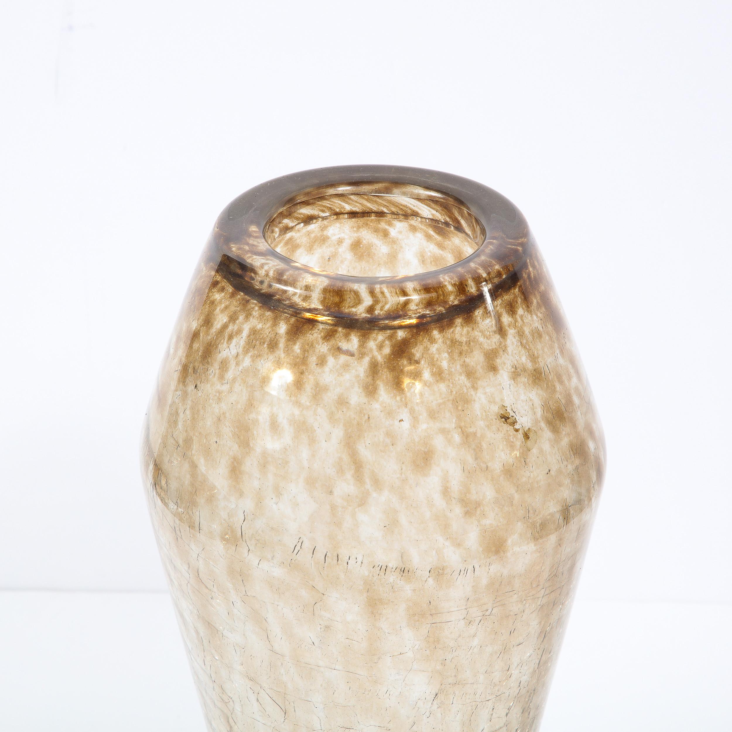 Verre Vase en verre craqueleur topaze Art Déco français de qualité musée, signé par Schneider en vente