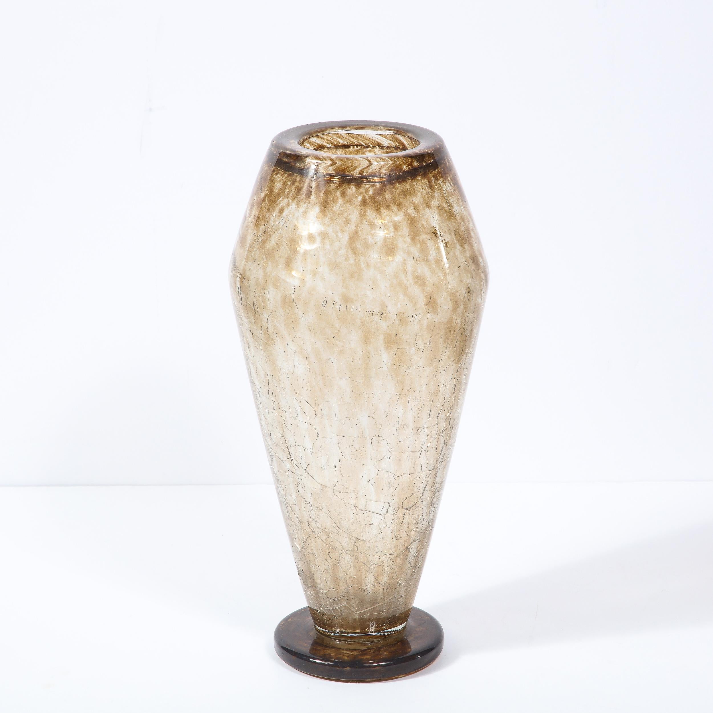 Vase en verre craqueleur topaze Art Déco français de qualité musée, signé par Schneider en vente 1