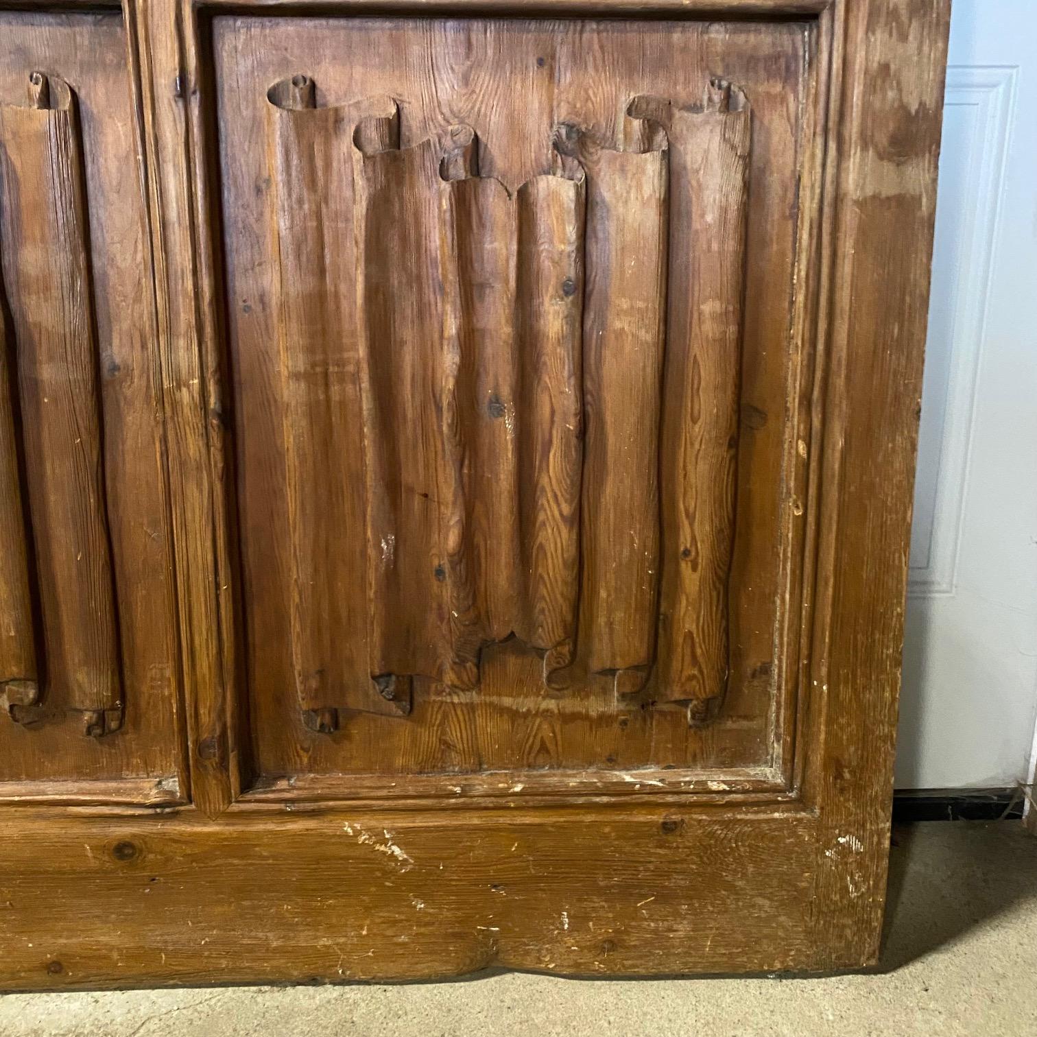 Superbe grande porte française à un battant - de style Tudor ou néo-gothique - avec une superbe sculpture en plis de lin, datant du début du 19e ou peut-être de la fin du 18e siècle. Il ajouterait de l'élégance à la maison, en tant que porte ou