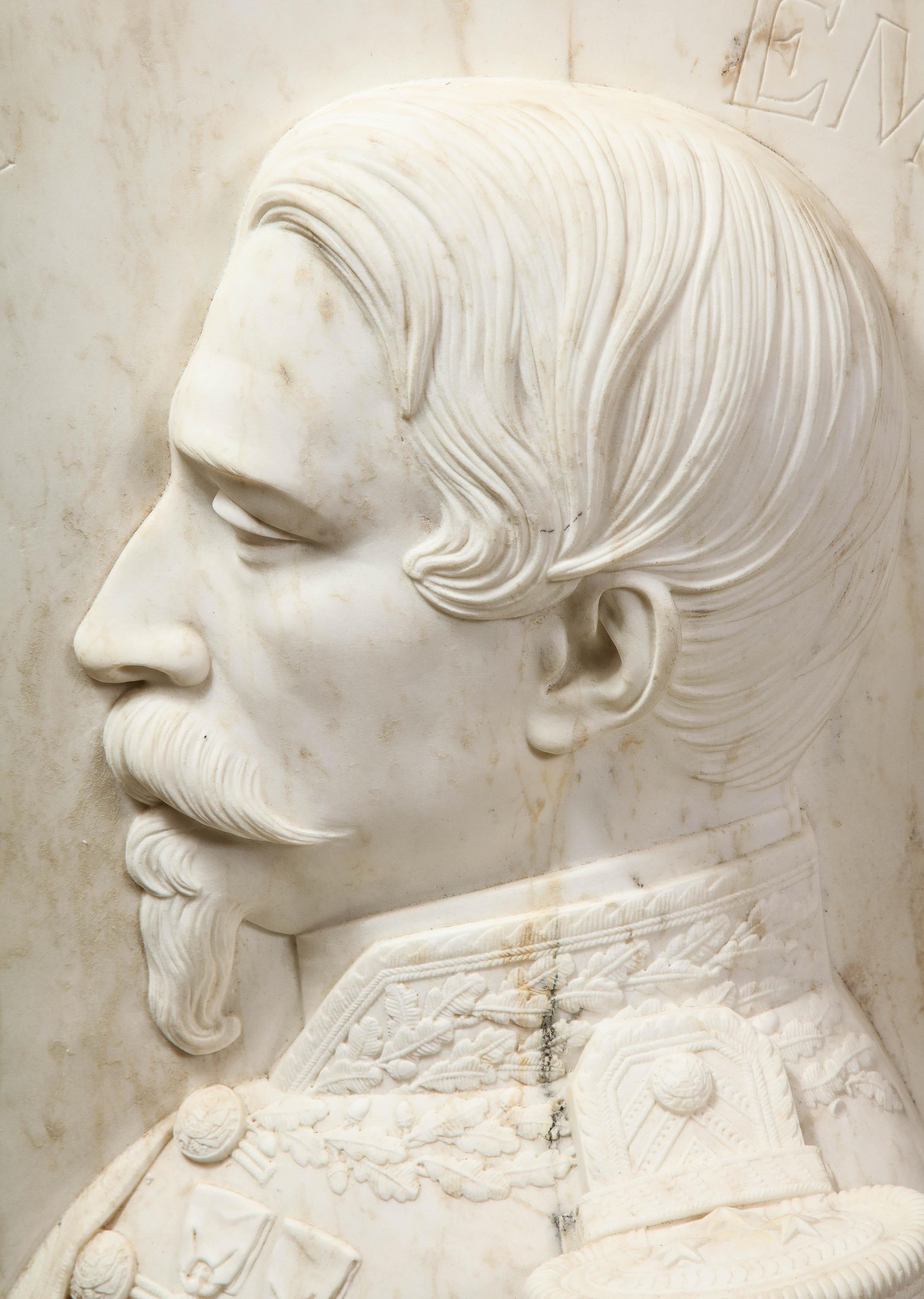 Rilievo rotondo in marmo bianco francese di qualità museale dell'imperatore Napoleone III, 1860 In condizioni buone in vendita a New York, NY
