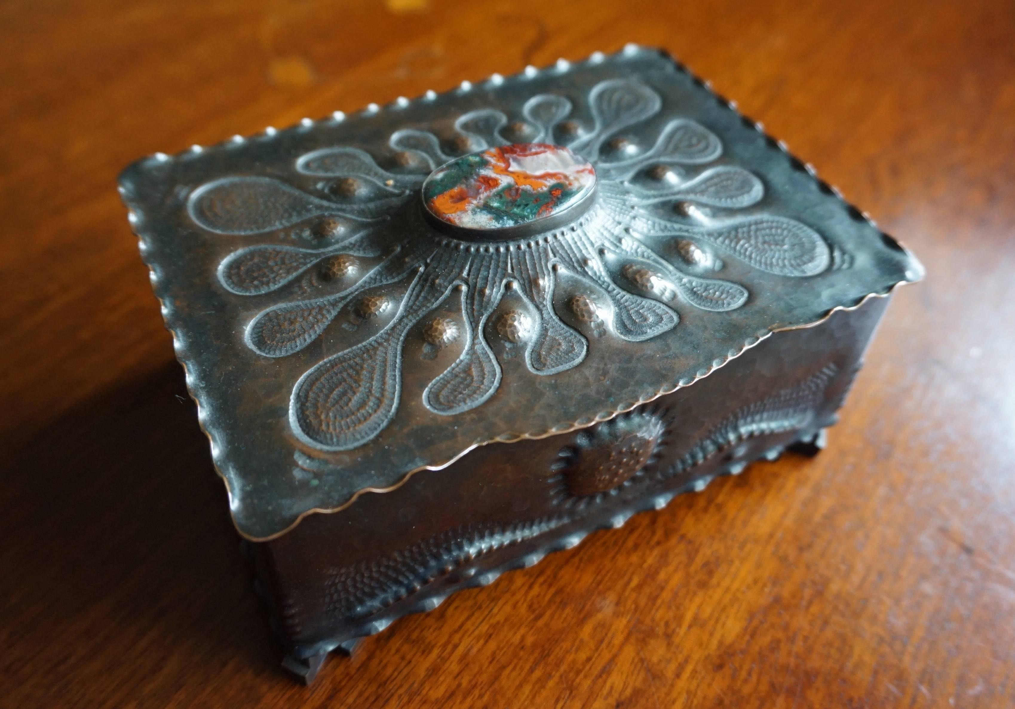 Stunning little Arts & Crafts box.

This undoubtedly is one of the best handcrafted Arts & Crafts boxes we ever had the pleasure of offering. The design is to die for and the artist who crafted this box must have been top class, because the patterns