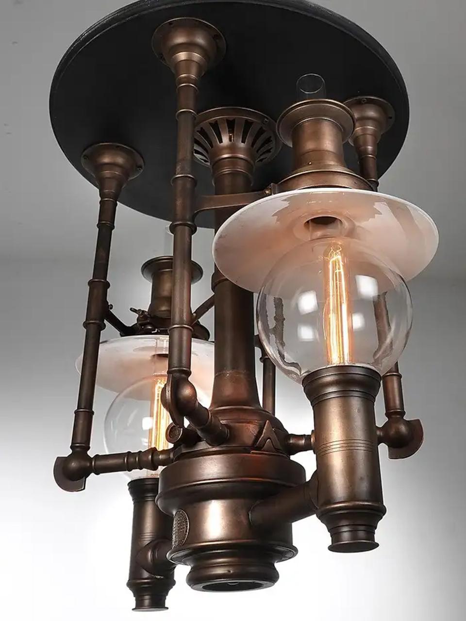 Vittoriano Museo di qualità I.L.A. Lampada del Centro Automobilistico Howard in vendita