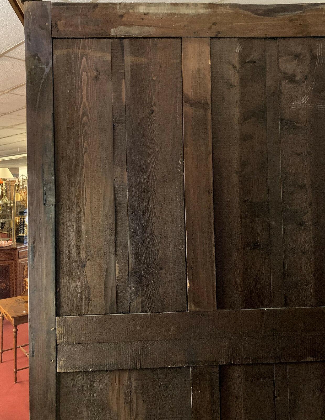 Exceptionnelle armoire d'époque Louis XIII ornée de motifs en pointe de diamant.
La façade avant comporte deux portes et un tiroir.
Les côtés décoratifs rehaussent l'attrait esthétique de cette pièce de qualité muséale.
Conserve ses étagères