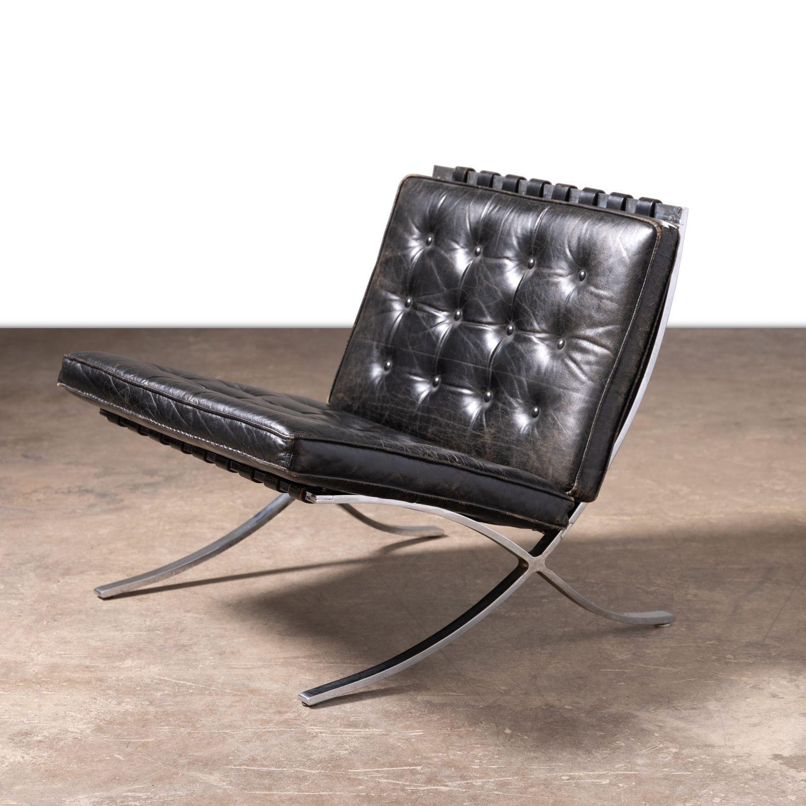 Bauhaus Museum Quality Ludwig Mies van der Rohe Barcelona Chairs with Table For Sale