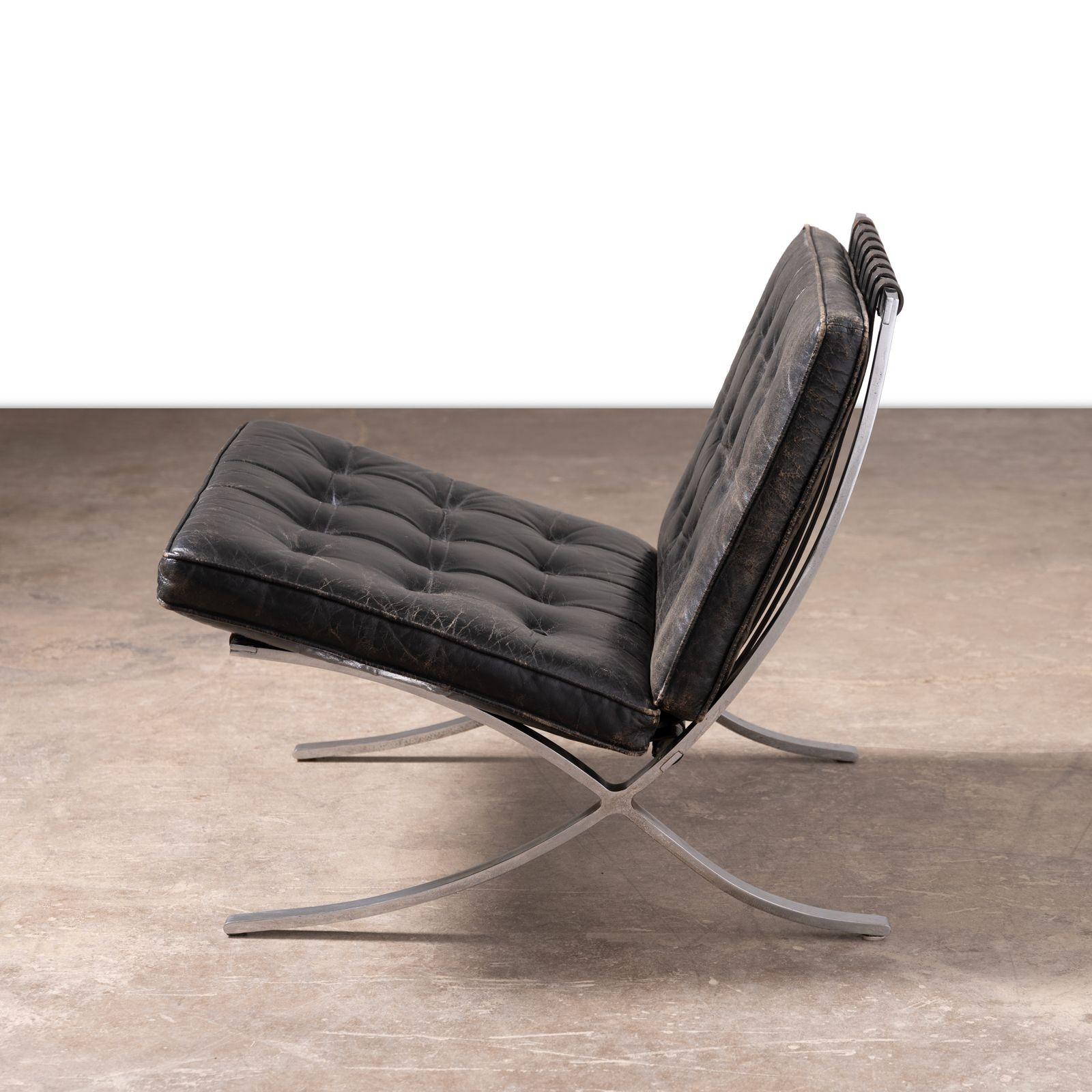 Museum Quality Ludwig Mies van der Rohe Barcelona Chairs with Table In Good Condition For Sale In Dallas, TX