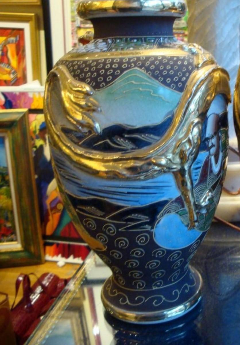 Urna japonesa con forma de dragón de Satsuma pintada a mano en 1900 con calidad de museo Japonés en venta