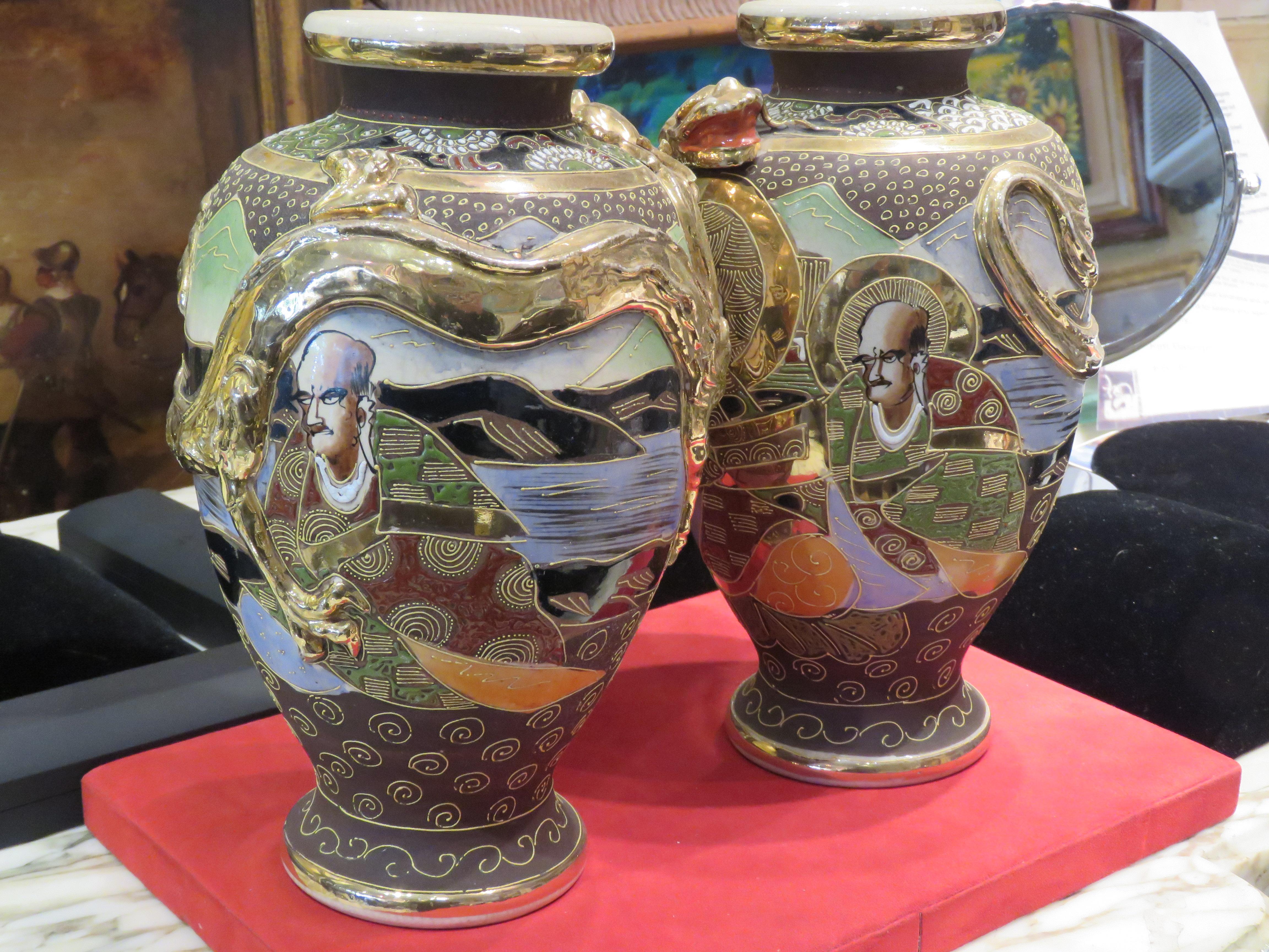 Museum Qualität Paar 1900er antike handbemalte Satsuma Drachen japanische Urnen  (Handbemalt) im Angebot