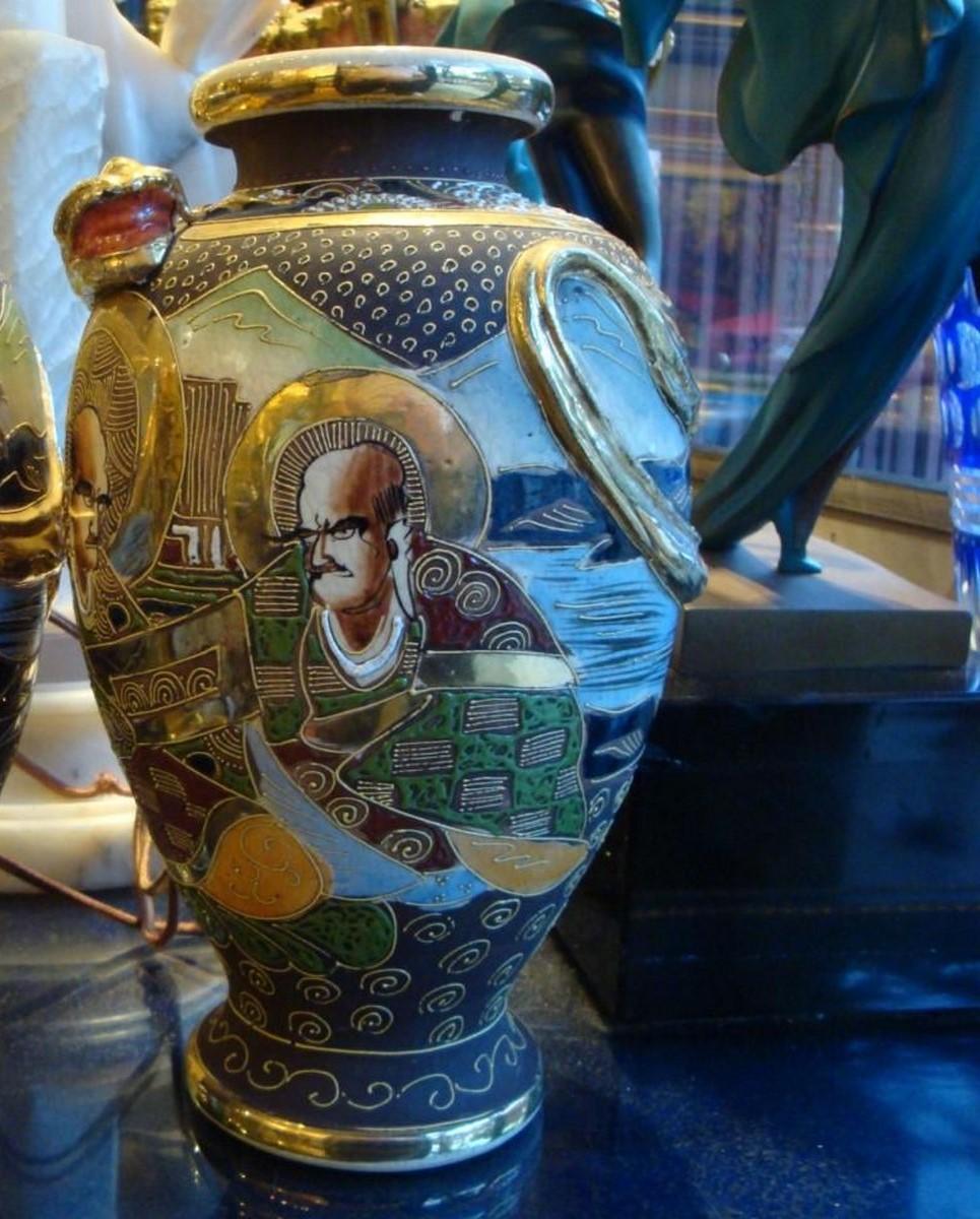 Urna japonesa con forma de dragón de Satsuma pintada a mano en 1900 con calidad de museo Pintado a mano en venta