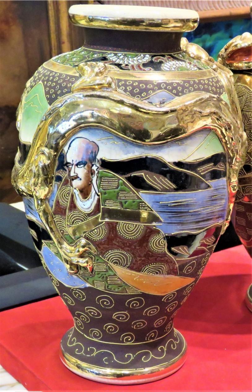 PRECIOSO JARRON ANTIGUO DE CERAMICA SATSUMA PINTADO A MANO, BALAUSTRE CON RETRATOS DORADOS Y ESMALTADOS EN UNA DECORACION DE PAISAJE SOBRE  UN FONDO MARRÓN ENJOYADO CON DRAGONES DE ORO COCIDO EN RELIEVE Y EN RELIEVE , HACIA 1910

PROCEDENCIA: DE UN