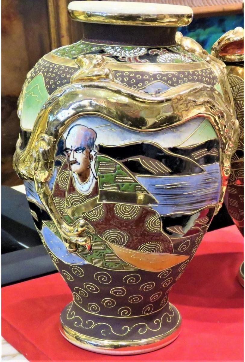 Urna japonesa con forma de dragón de Satsuma pintada a mano en 1900 con calidad de museo en Bueno estado para la venta en New York, NY