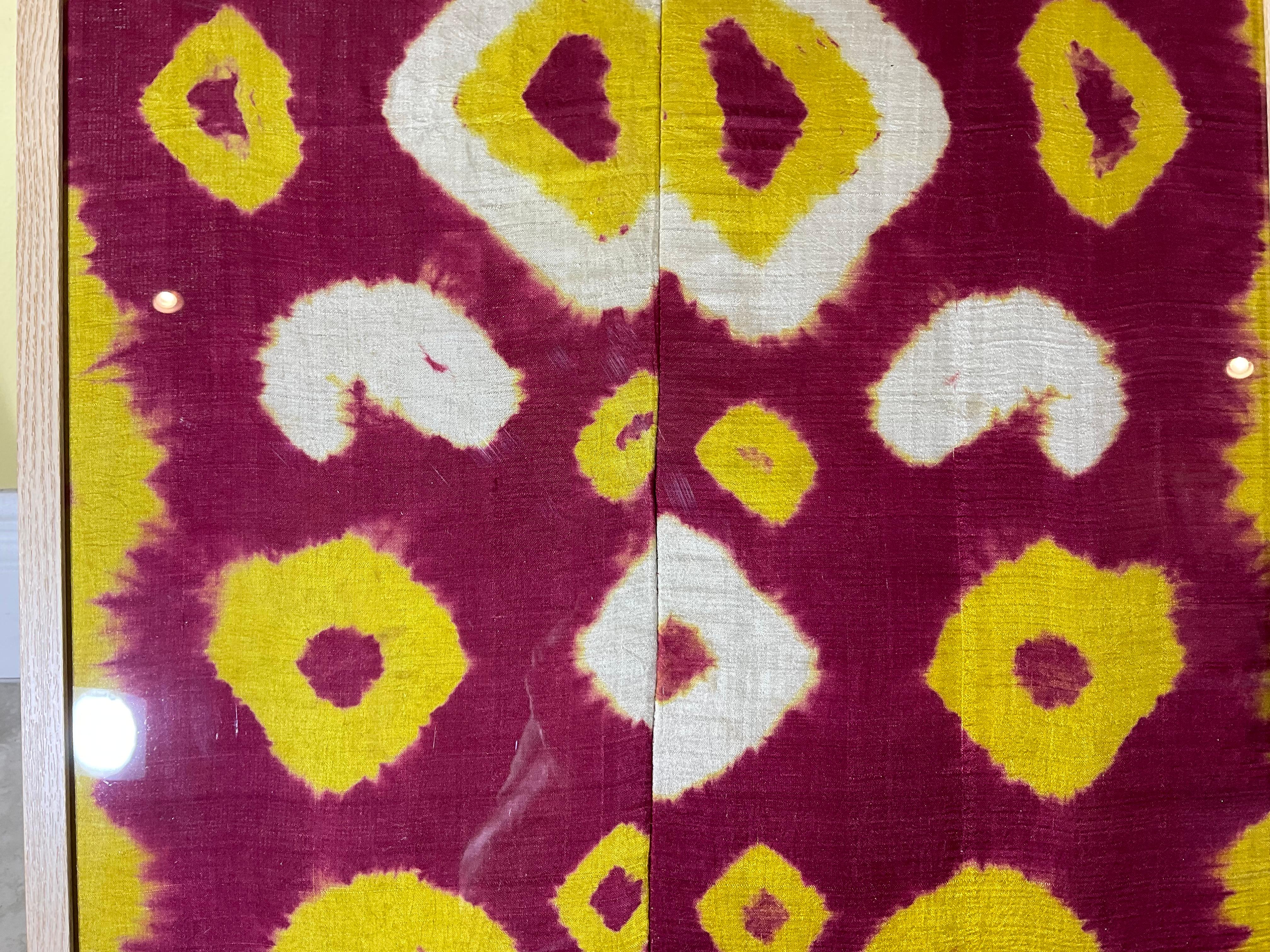 Museum-Qualität Paar ANTIQUE Seide IKAT Fragmente  Zentralasiatische Textilkunst im Angebot 1