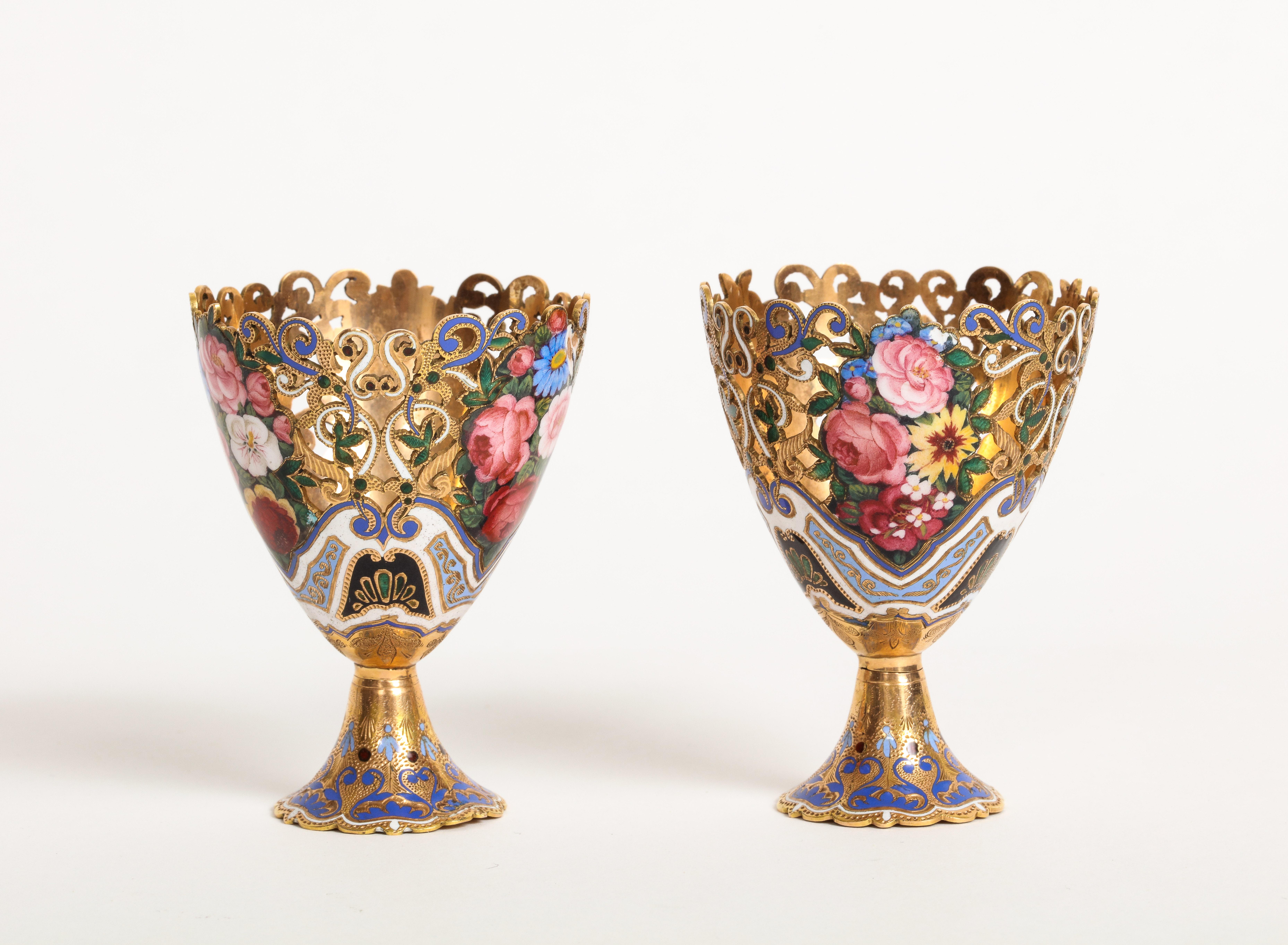 Museum Quality Pair of Gold and Enamel Zarfs In Excellent Condition For Sale In New York, NY
