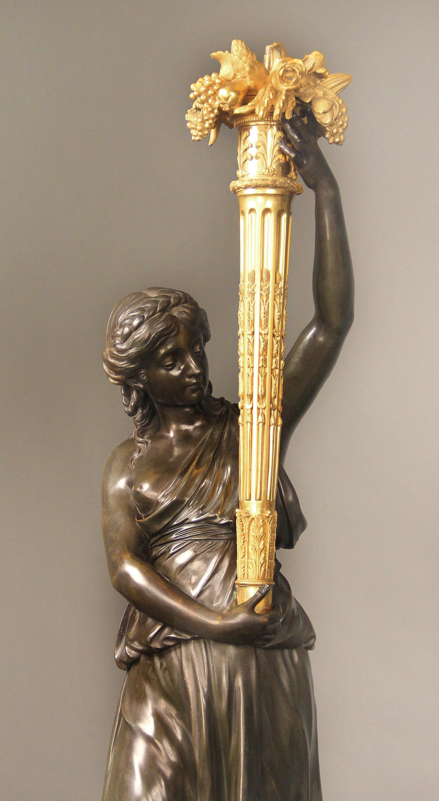 Paire de candélabres figuratifs de qualité muséale en bronze doré et patiné de la fin du XIXe siècle par Henry Dasson.

Henry Dasson

Chacune d'elles représente une beauté légèrement vêtue tenant en l'air une torchère dorée décorée de fruits, de