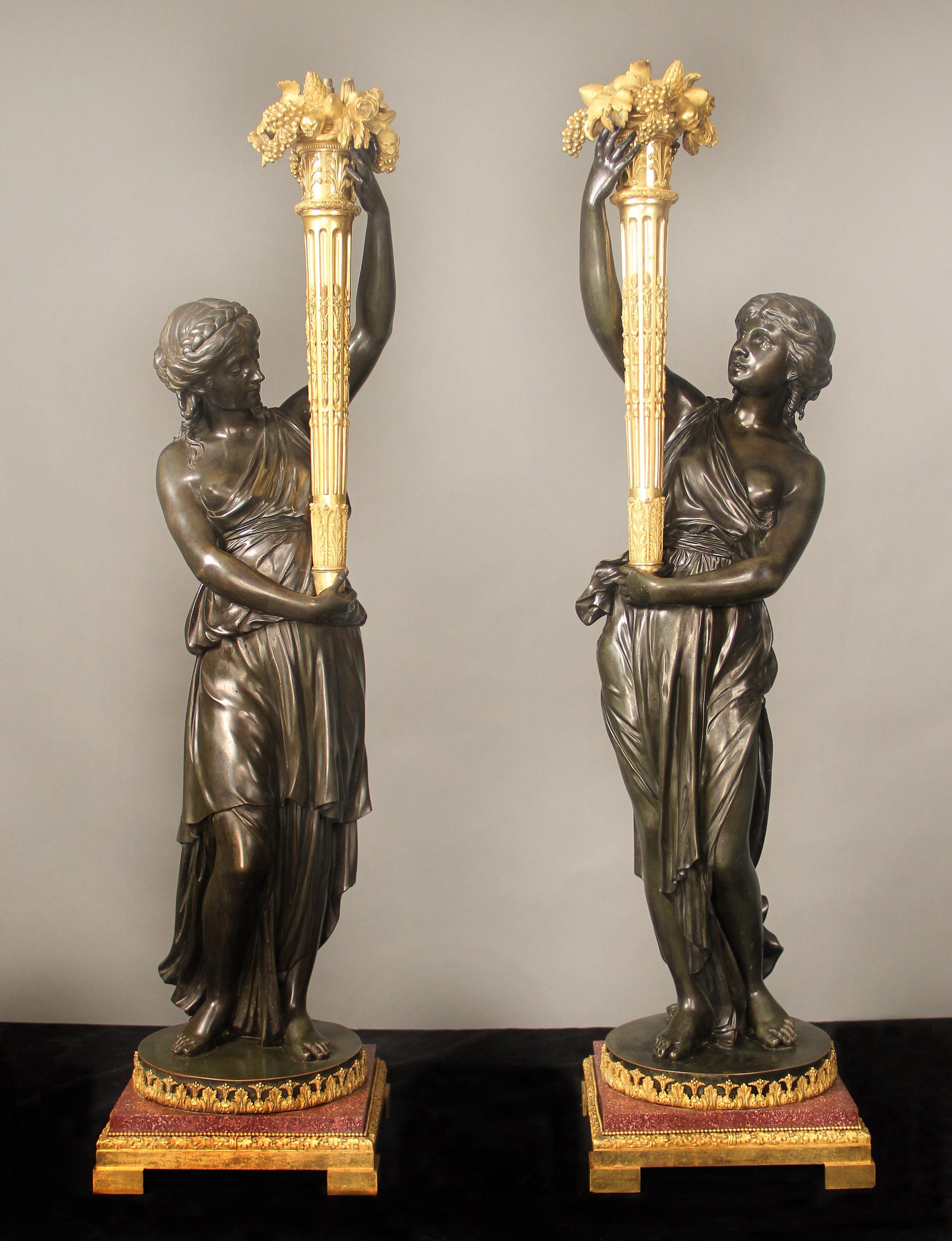 Paire de candélabres figuratifs de qualité muséale en bronze doré et patiné de la fin du XIXe siècle par Henry Dasson.

Henry Dasson

Chacune d'elles représente une beauté légèrement vêtue tenant en l'air une torchère dorée décorée de fruits, de