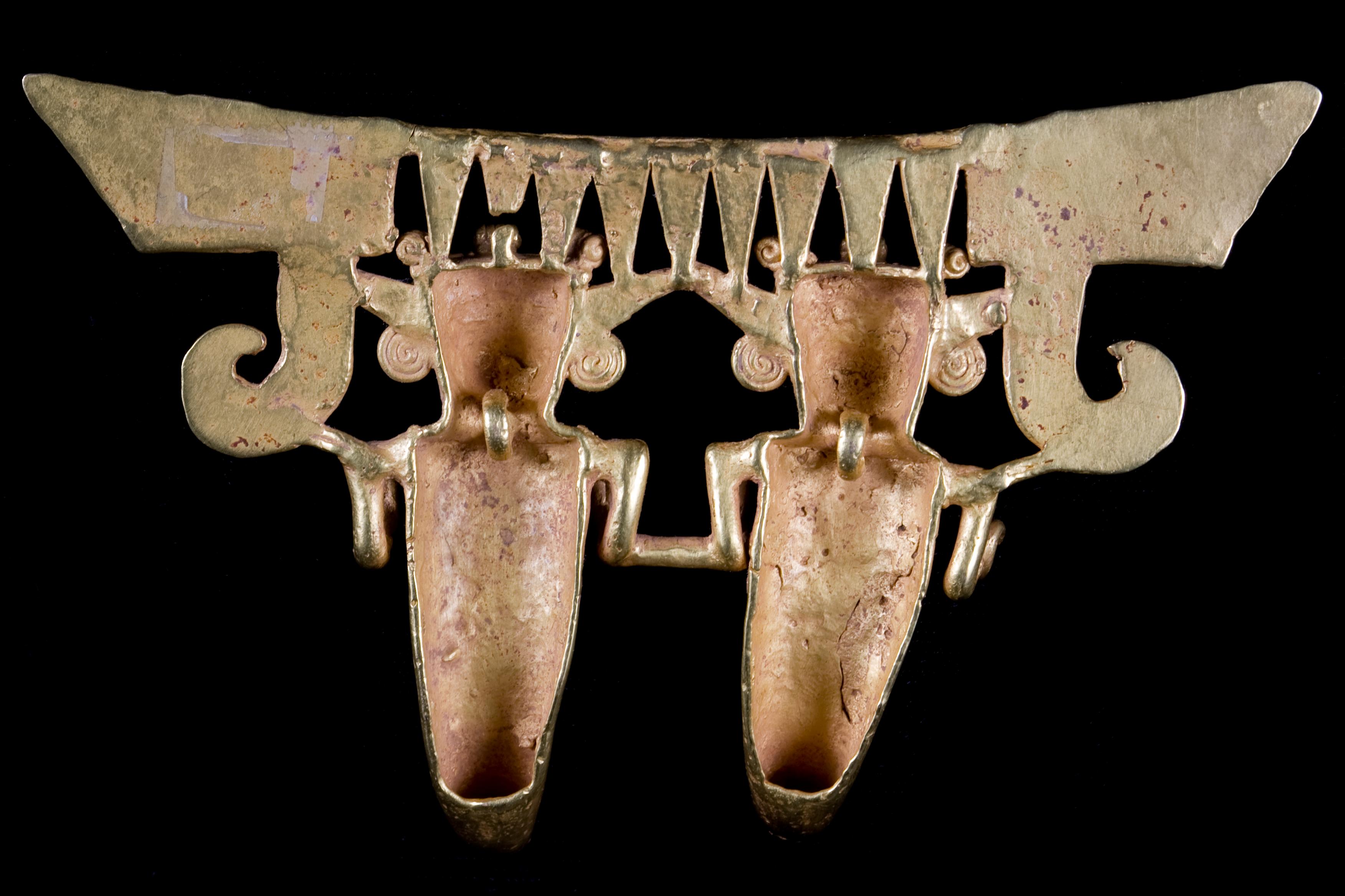 Museumsqualität präkolumbianischer Gold-Anhänger mit zwei Figuren, ca. 800 bis 1500 n. Chr. (18. Jahrhundert und früher) im Angebot