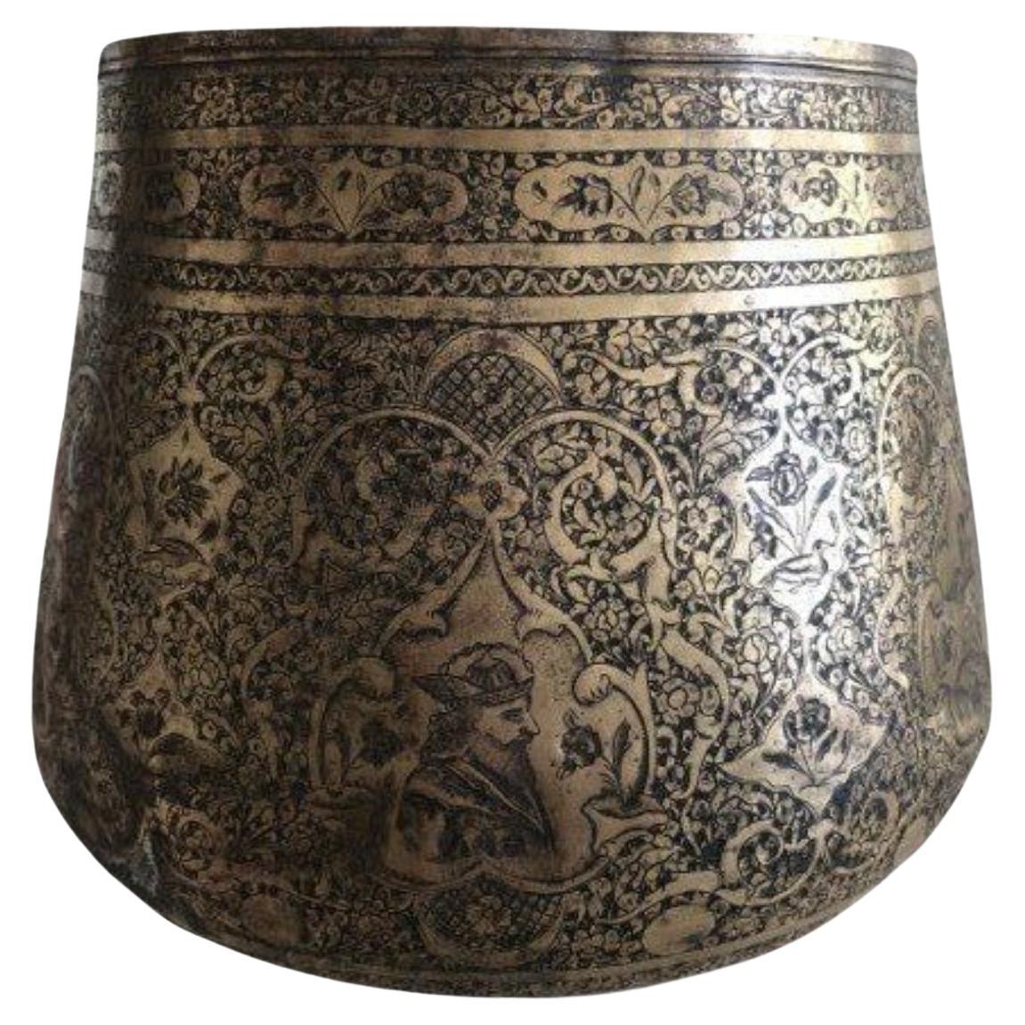 Ciotola in ottone della dinastia Qajar di qualità museale in vendita