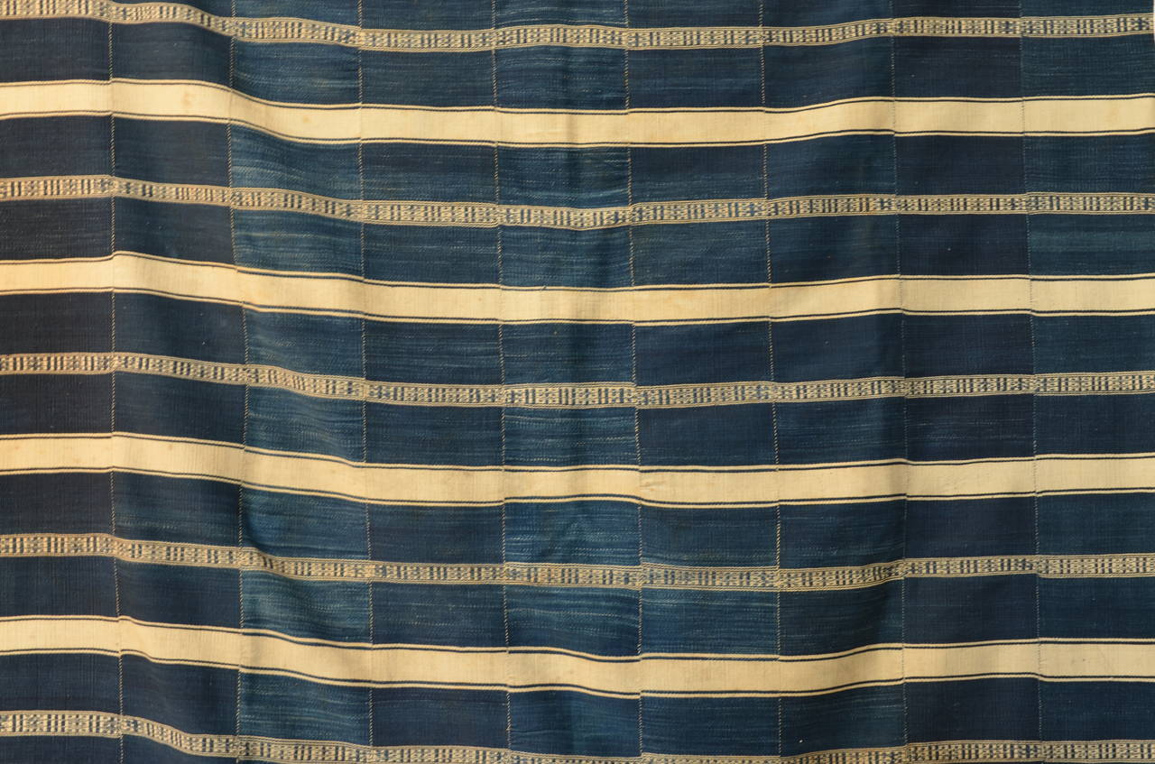 Westafrikanisches Indigotextil in Museumsqualität. Aus Dahomey (Benin), um 1925. 

Das gleiche Stück befindet sich in der ständigen Sammlung des Musée de l'Homme in Paris.

Das Interesse an hochwertigen afrikanischen Textilien ist in letzter