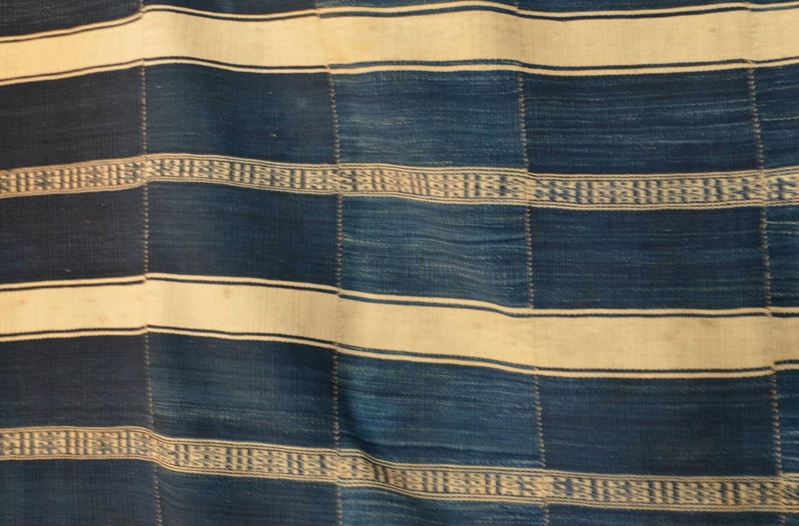 Westafrikanisches indigoblaues Textil in Museumsqualität (Stammeskunst) im Angebot