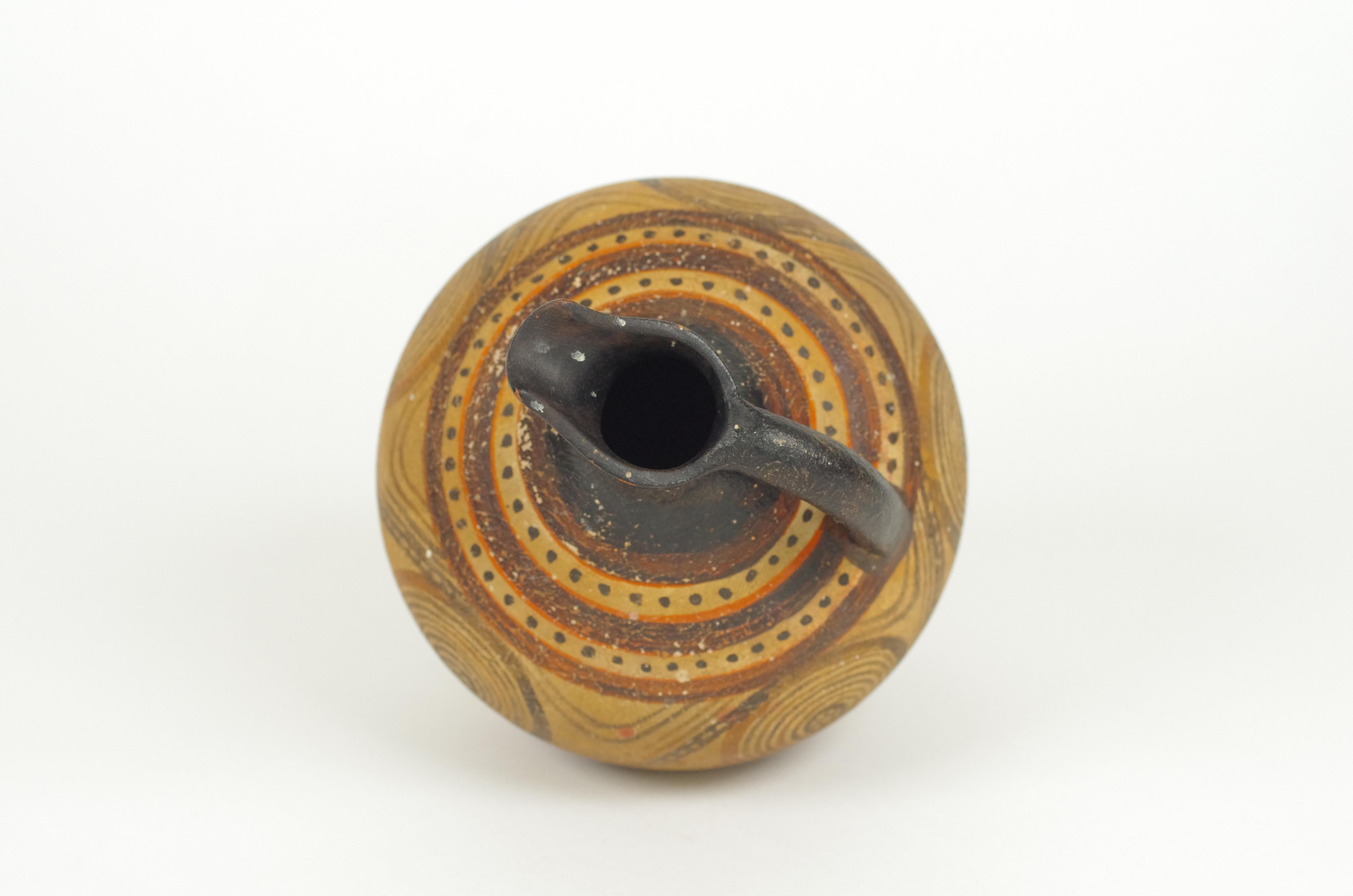 Il museo riproduce una tazza cretese e una brocca da vino in vendita 4