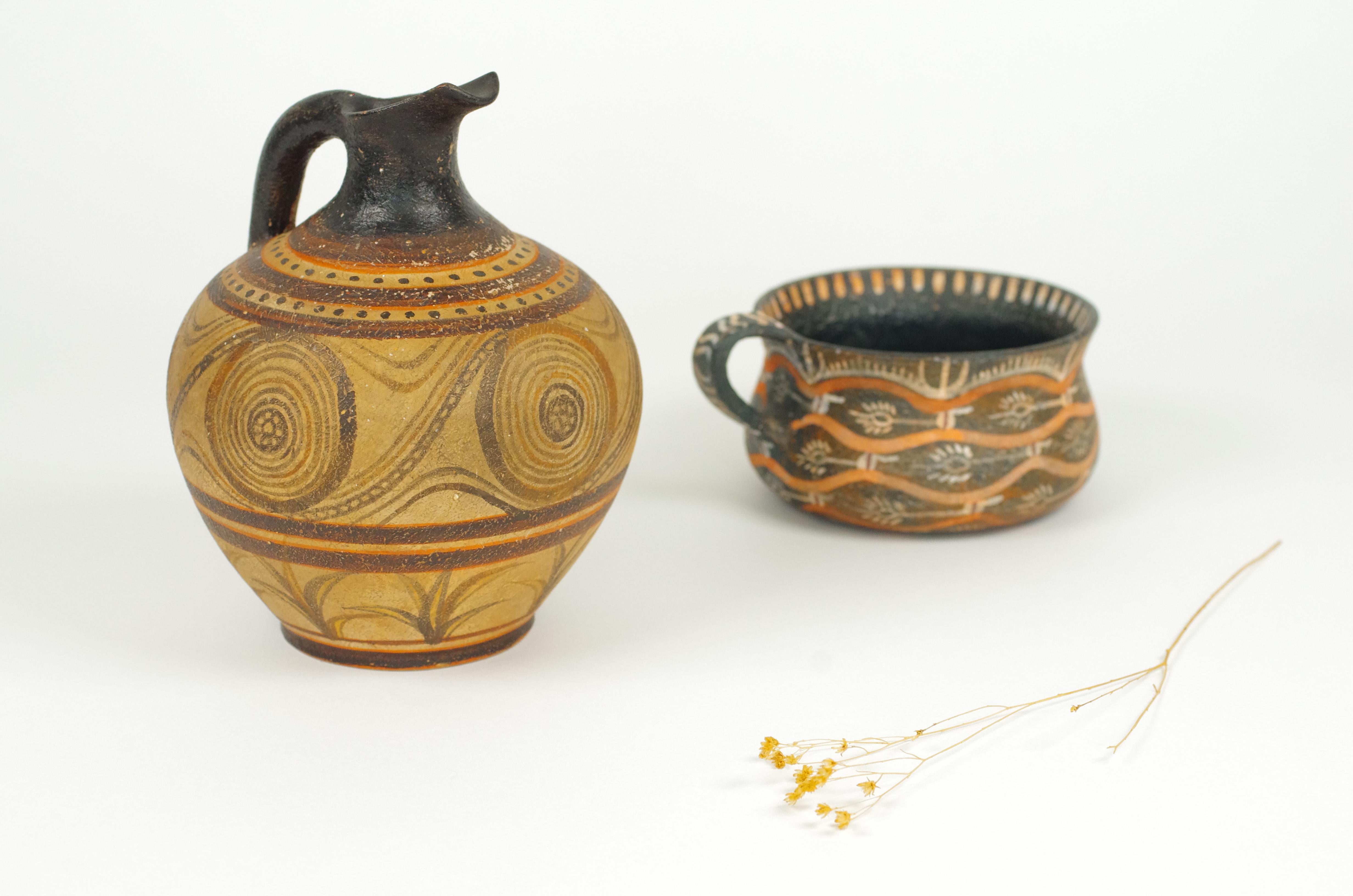 Descrizione del prodotto:
Questa tazza e questa brocca da vino sono due repliche di pezzi da museo. I pezzi mostrano un po' di usura, ma è difficile giudicare se questa usura sia stata fatta deliberatamente per far sembrare i pezzi più vecchi. I