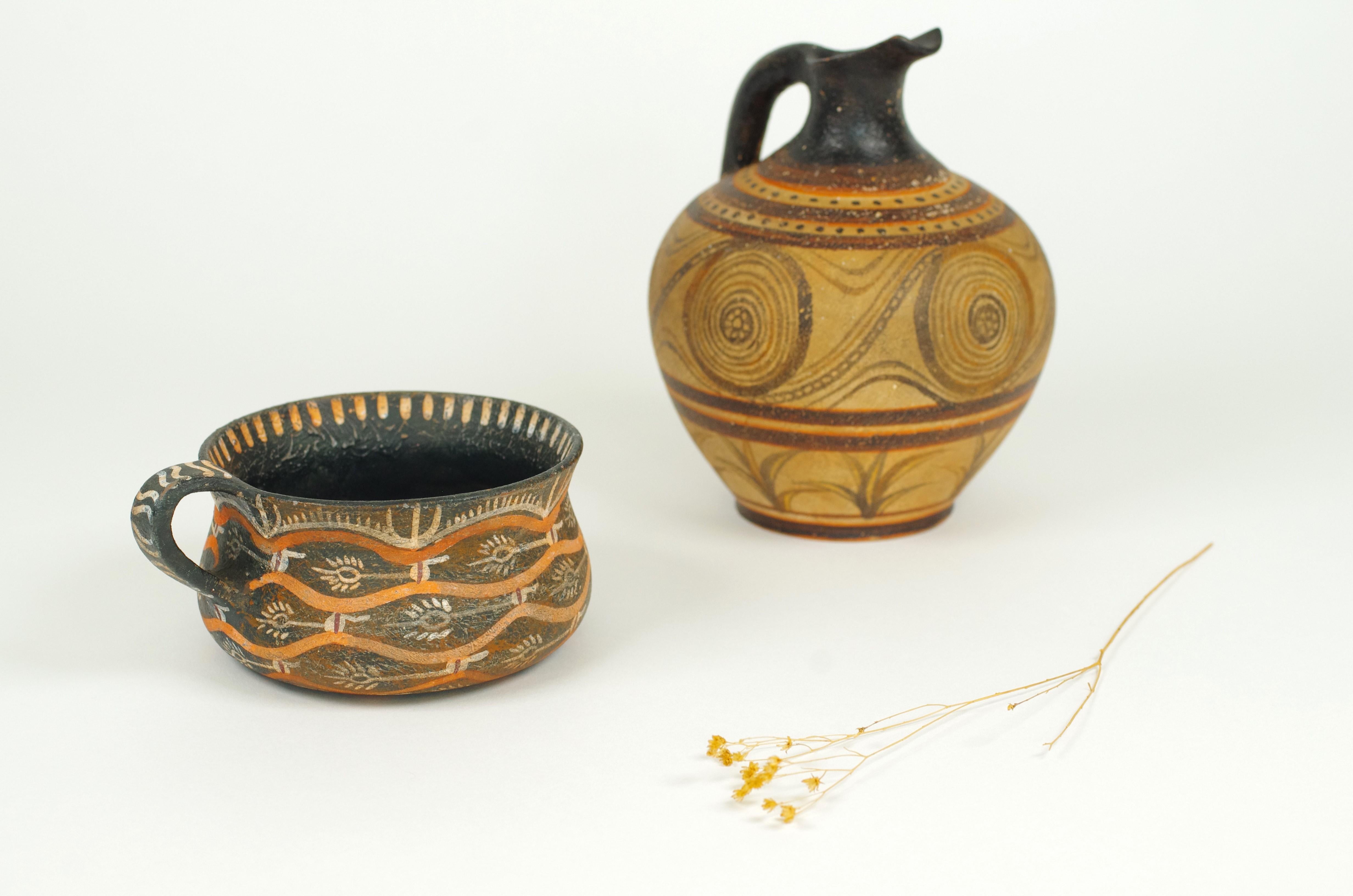 Greco Il museo riproduce una tazza cretese e una brocca da vino in vendita