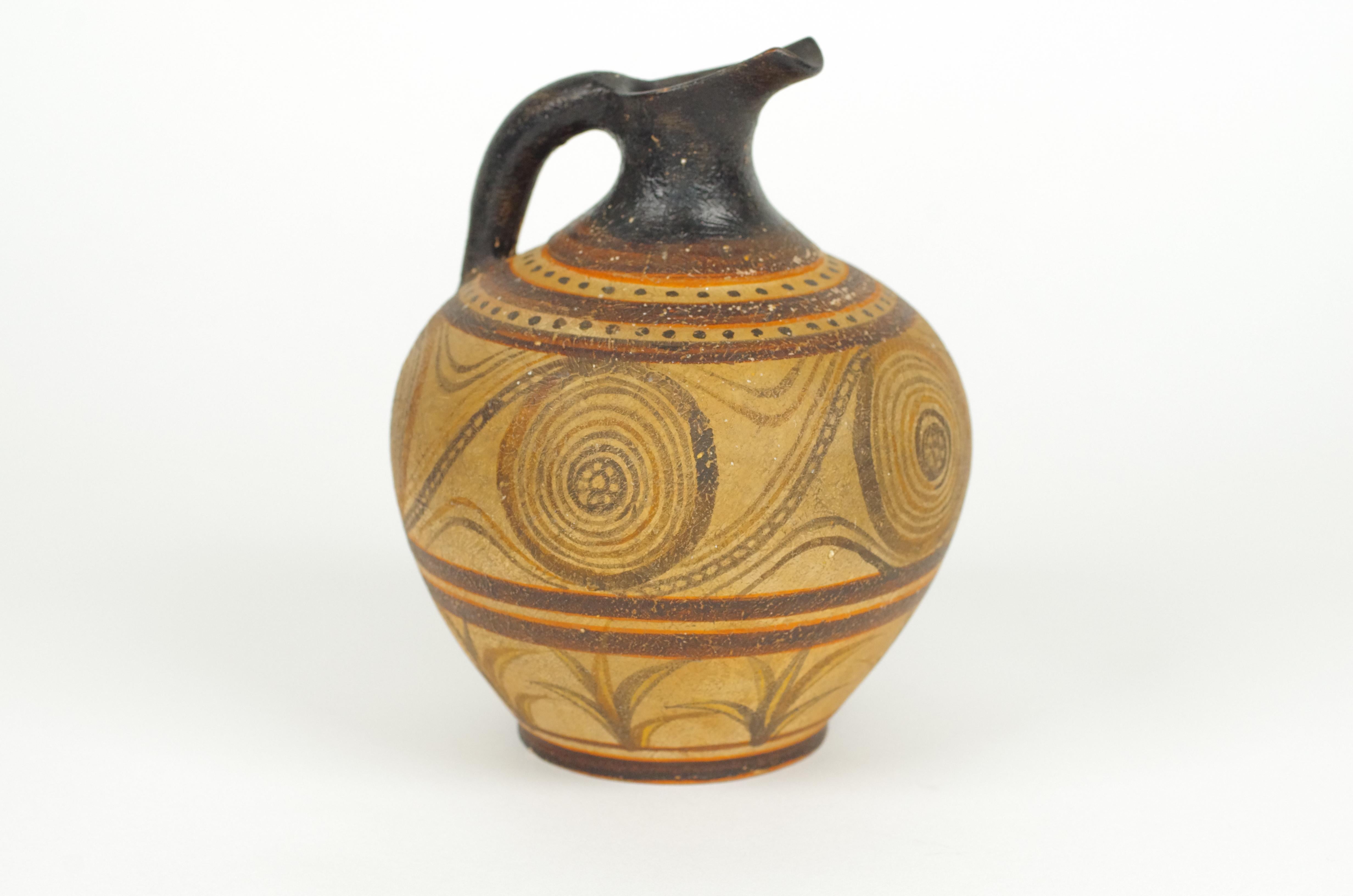 Il museo riproduce una tazza cretese e una brocca da vino in vendita 2