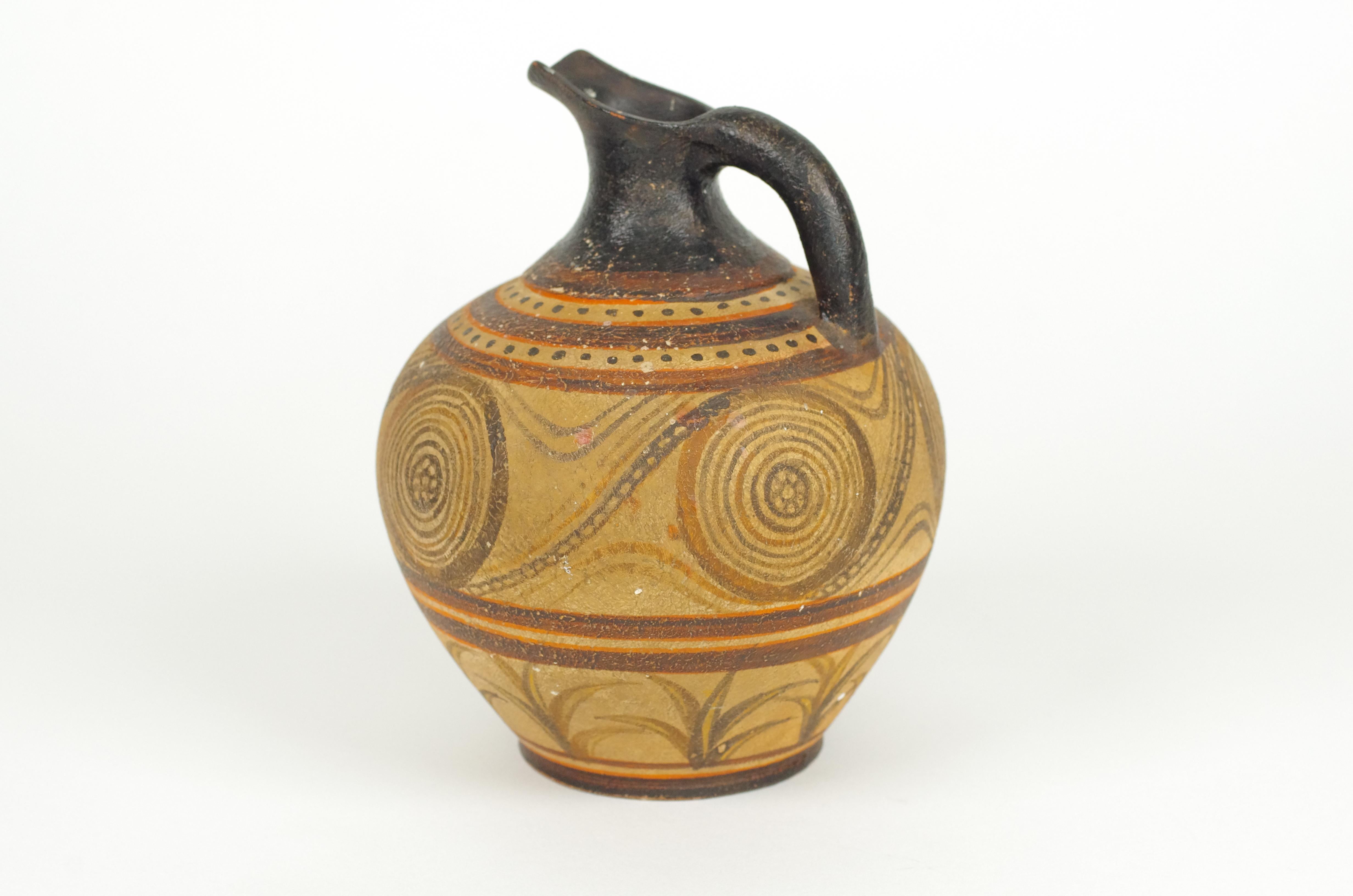 Il museo riproduce una tazza cretese e una brocca da vino in vendita 3