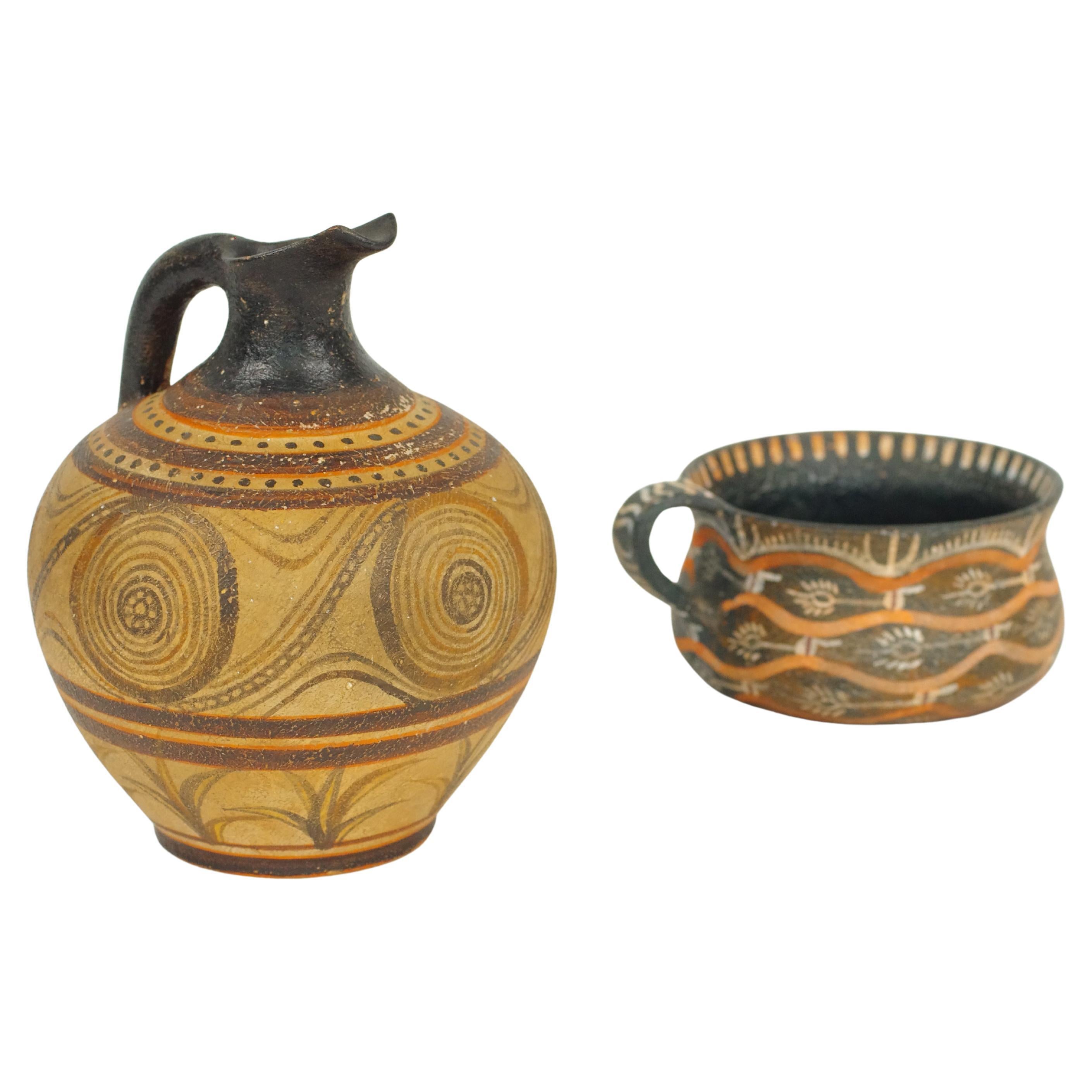 Le musée reproduit une tasse et une cruche à vin crétoises en vente