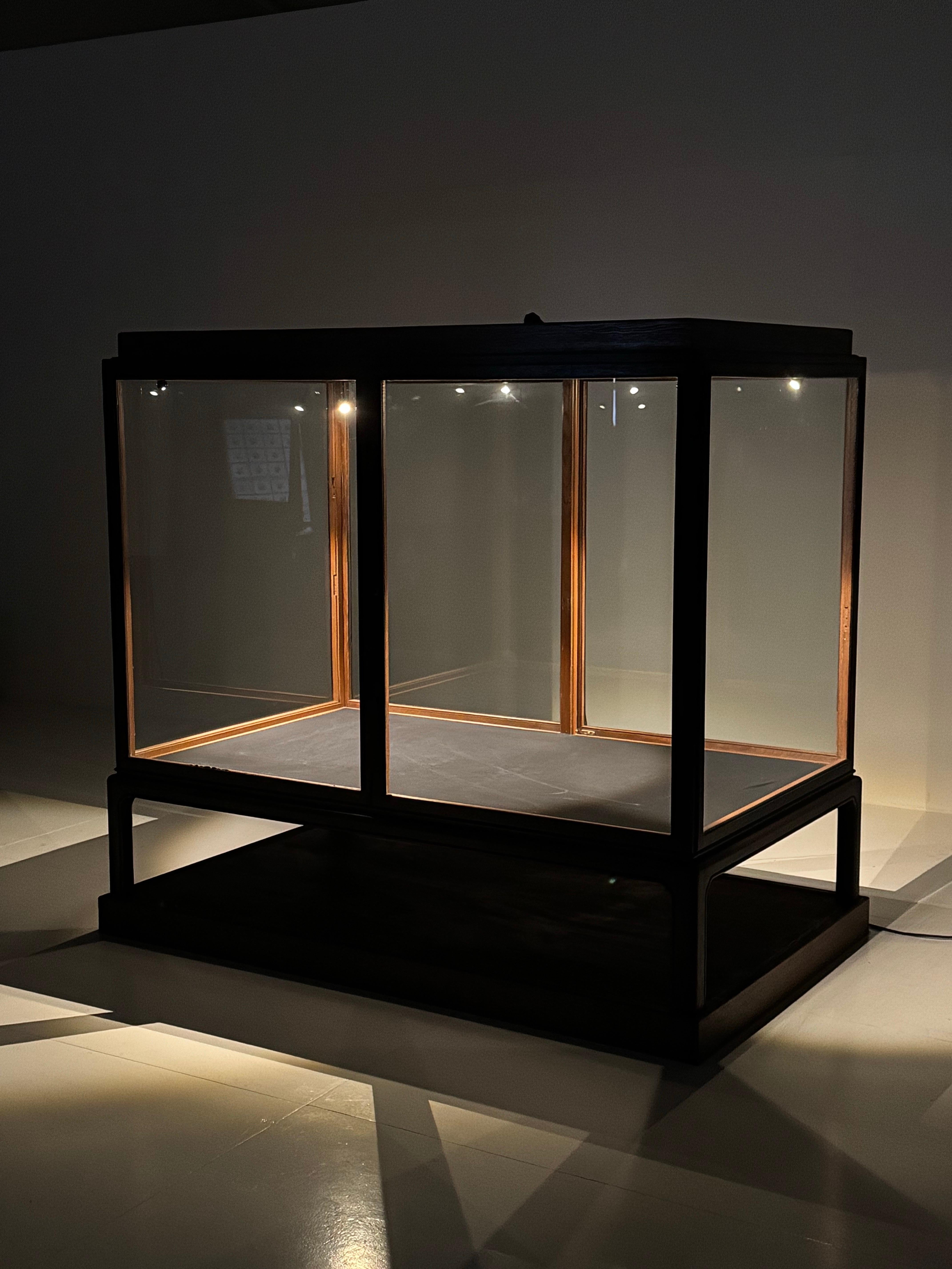 Great Museum display cabinet / museum cabinet / display cabinet.

Made of oak. Probably Belgian, ca. 1900. With 4 large opening doors at the front and back, this is a perfect piece of furniture for a collector or museum to display a collection. The