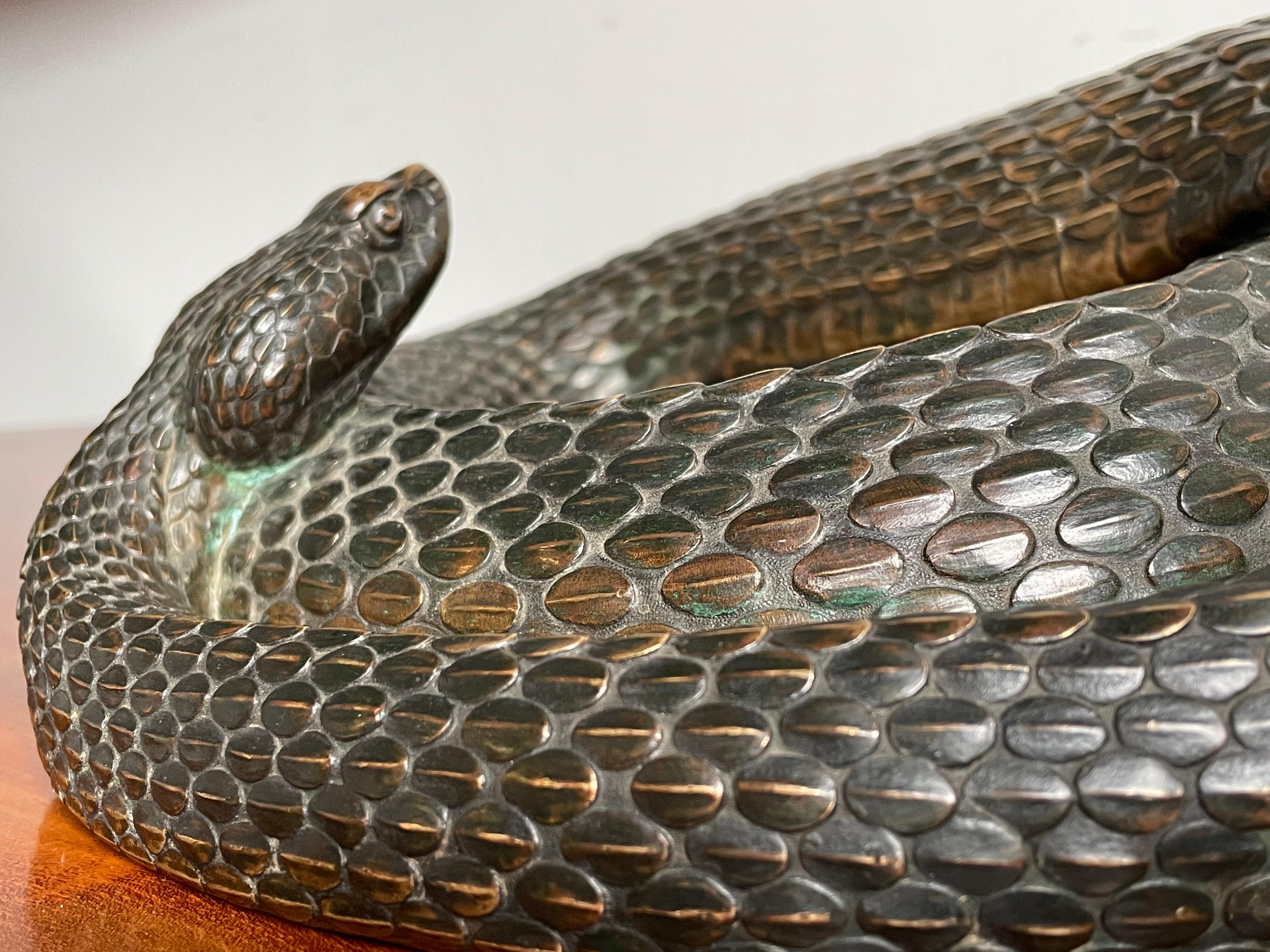 XIX secolo Scultura di serpente a sonagli a spirale in bronzo antico degna di un museo, firmata e marcata 1885